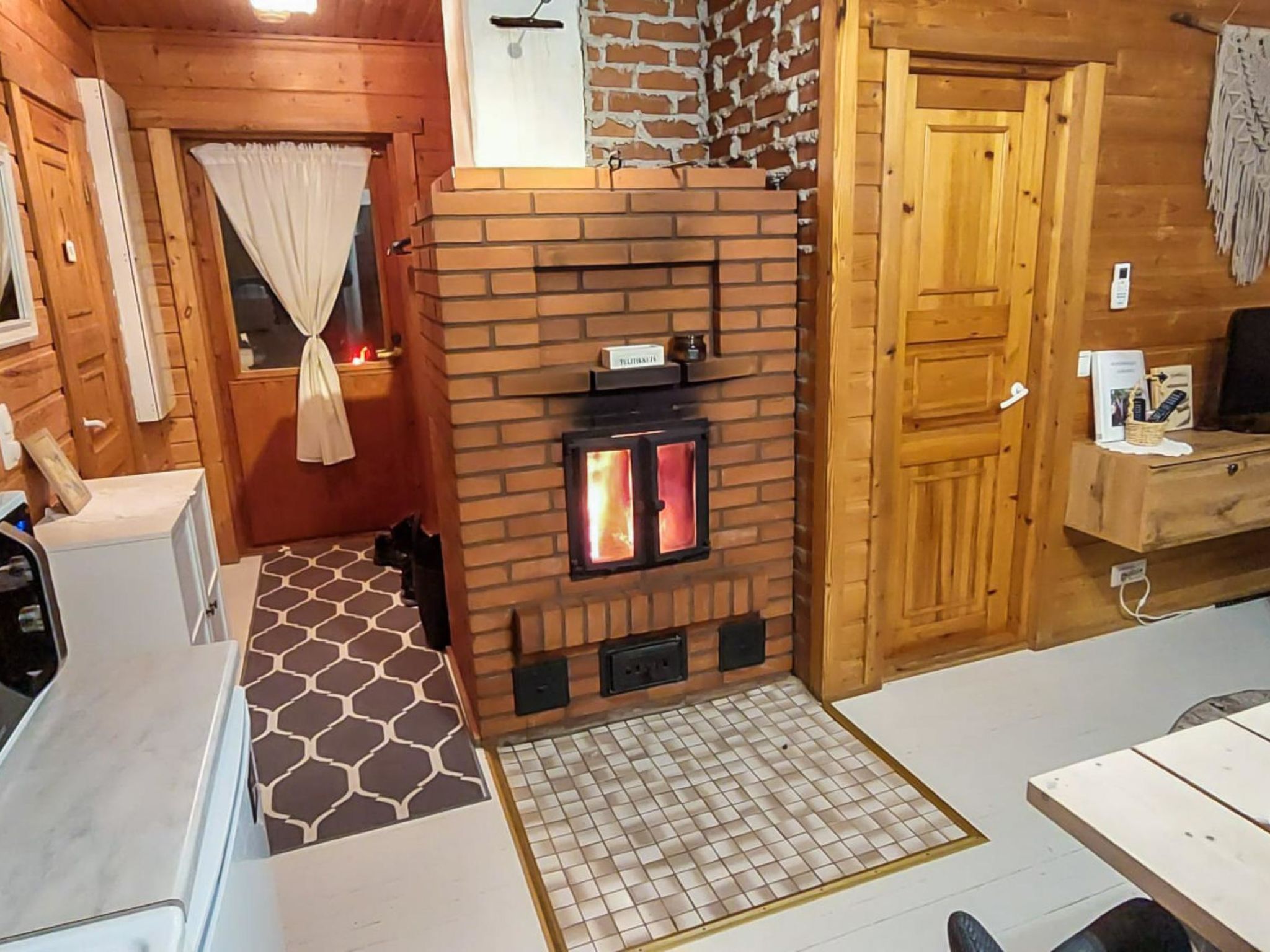 Ruokovirran mökki-Binnen