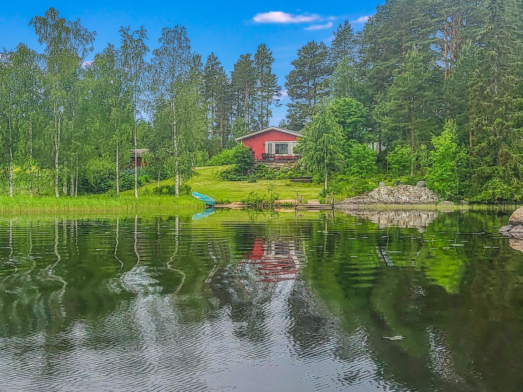 80 km north-east of Kuopio, L.Ala-Nurmesjärvi 25 m (length 5 km, width 600 m), shallow, hard bottom, own boat. 

Wooden detached house 1980, renovated 2006 and 2015, kitchen, living room with convert..