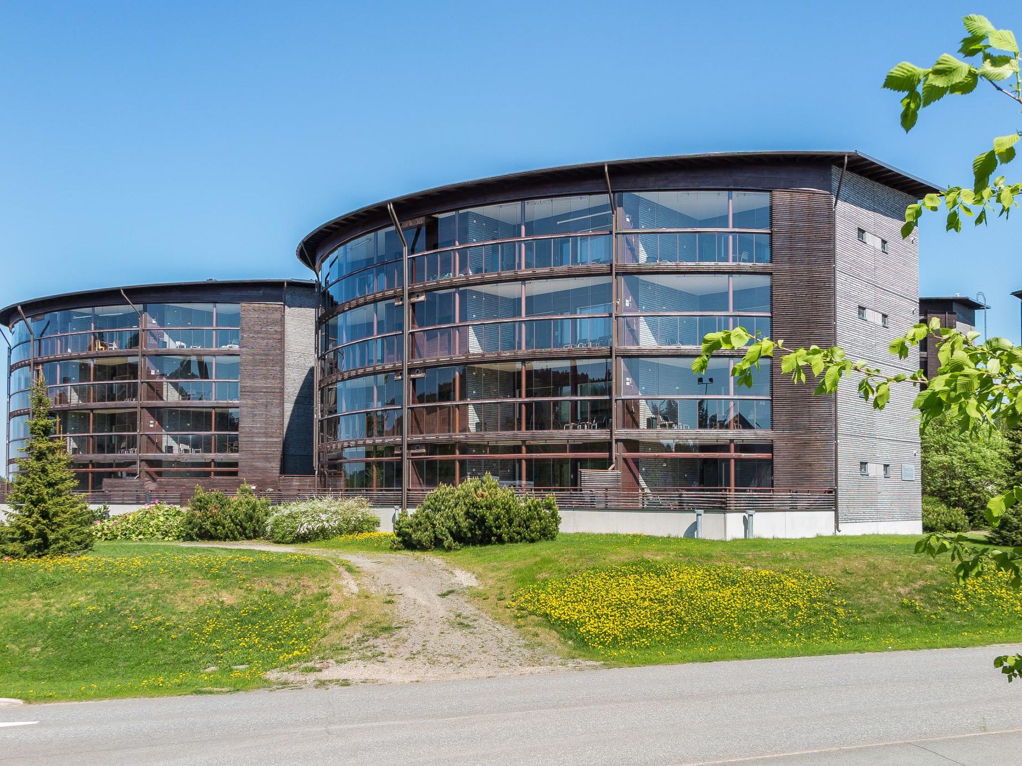 65 km north-east of Kuopio, L.Syvärijärvi 600 m, public swimming shore 1.5 km, no boat. 

High standard 3rd floor Tahko Spa Suites Orange A 9 apartment located in centre of Tahko Ski Resort, built 2..