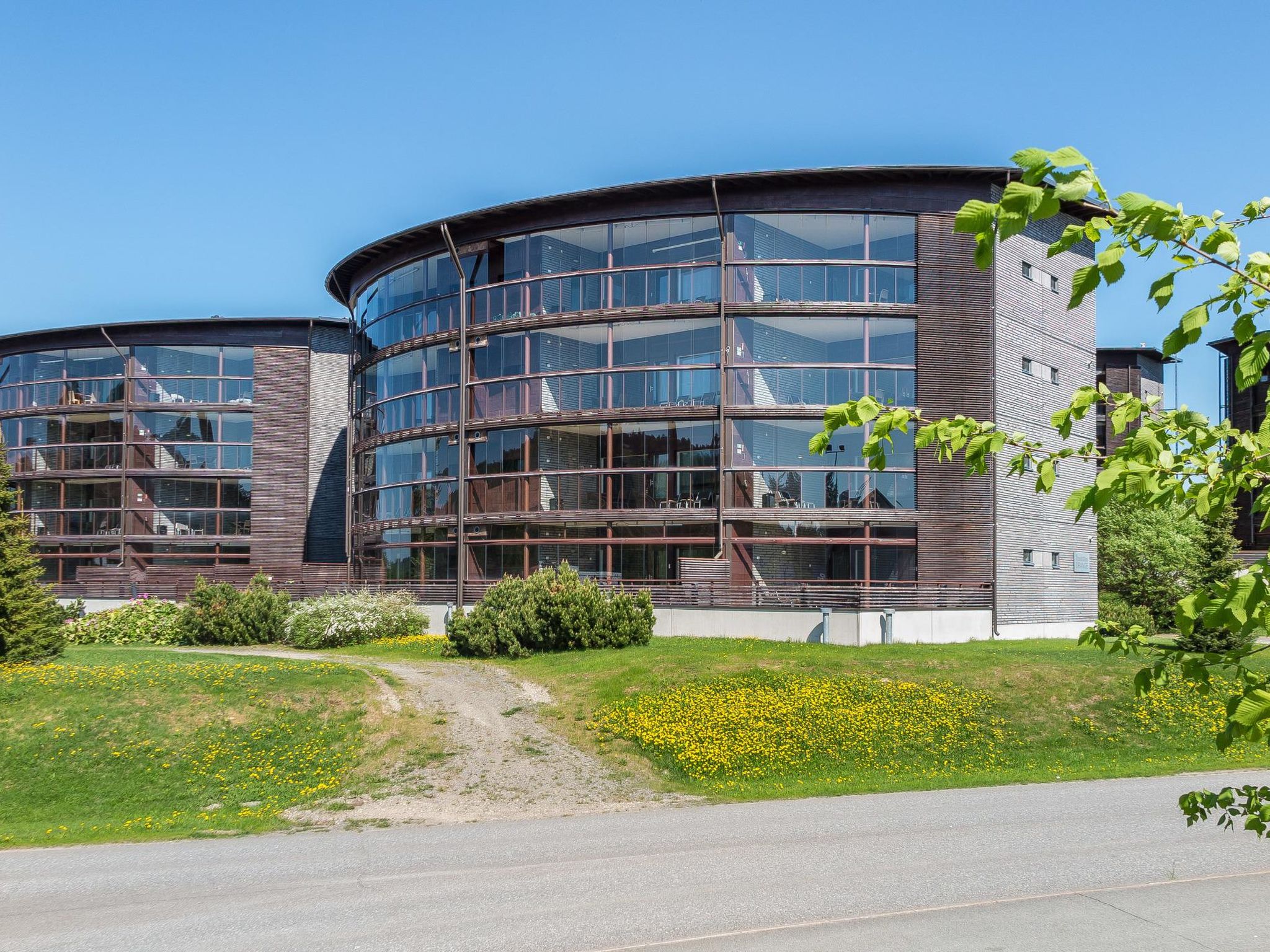 65 km north-east of Kuopio, L.Syvärijärvi 600 m, public swimming shore 1.5 km, no boat. 

High standard Tahko Spa Junior Suite Orange A6 apartment located in heart of Tahko Ski Resort, built 2006, s..