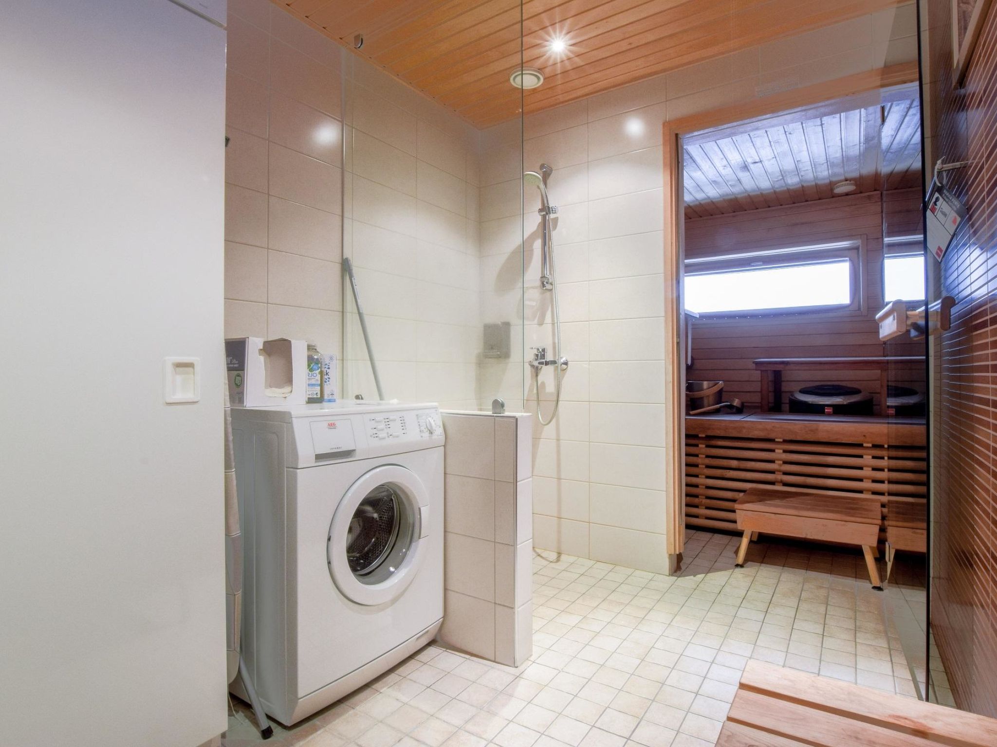 Tahko spa junior suite orange b6-Inside