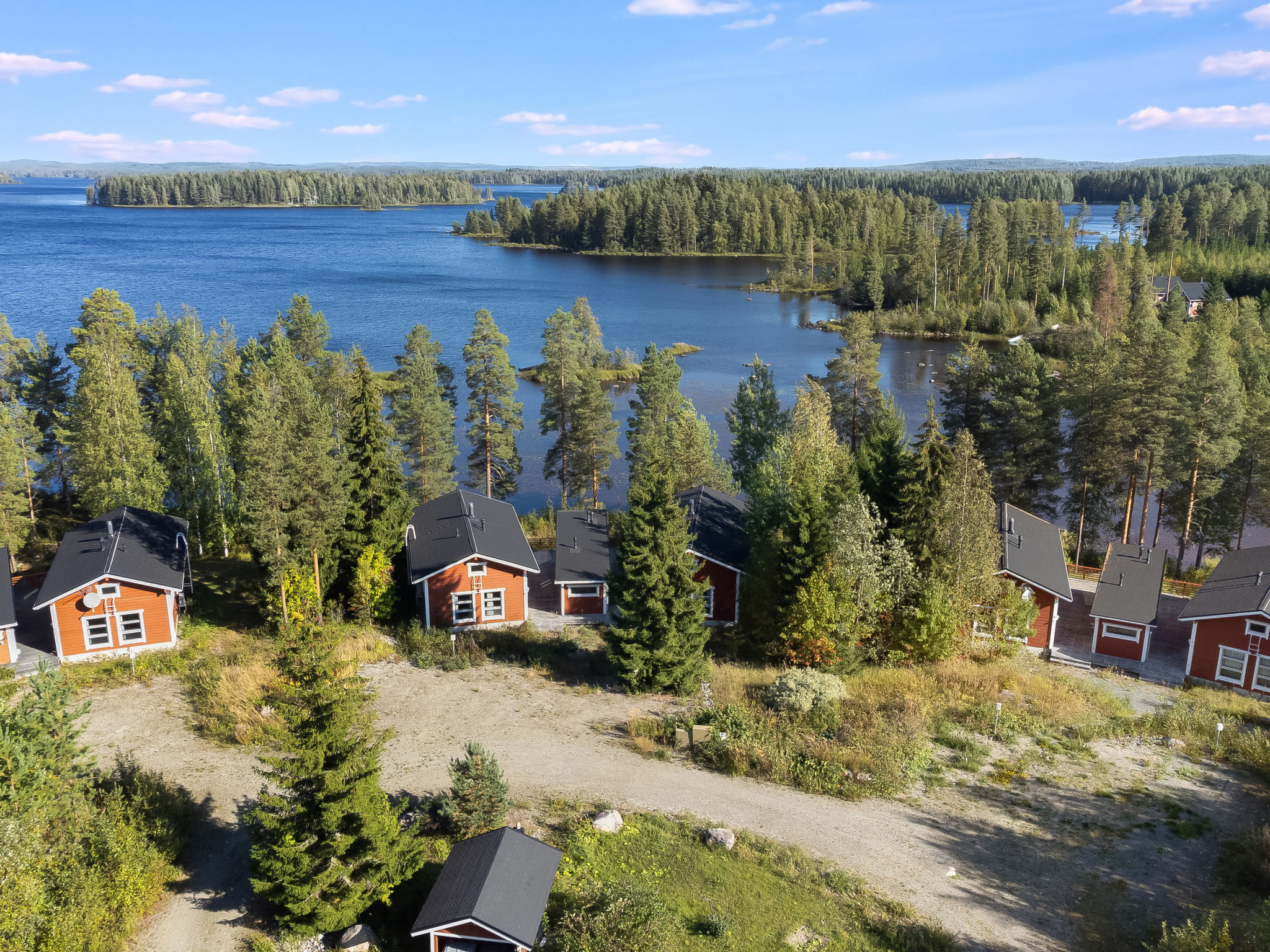 Cozy and spacious holiday home on the shores of Lake Syväri, located 6 km from the center of Nilsiä and 19 km from the center of Tahko. Kuopio is 57 km to the northeast, and the lake is just 20 mete..