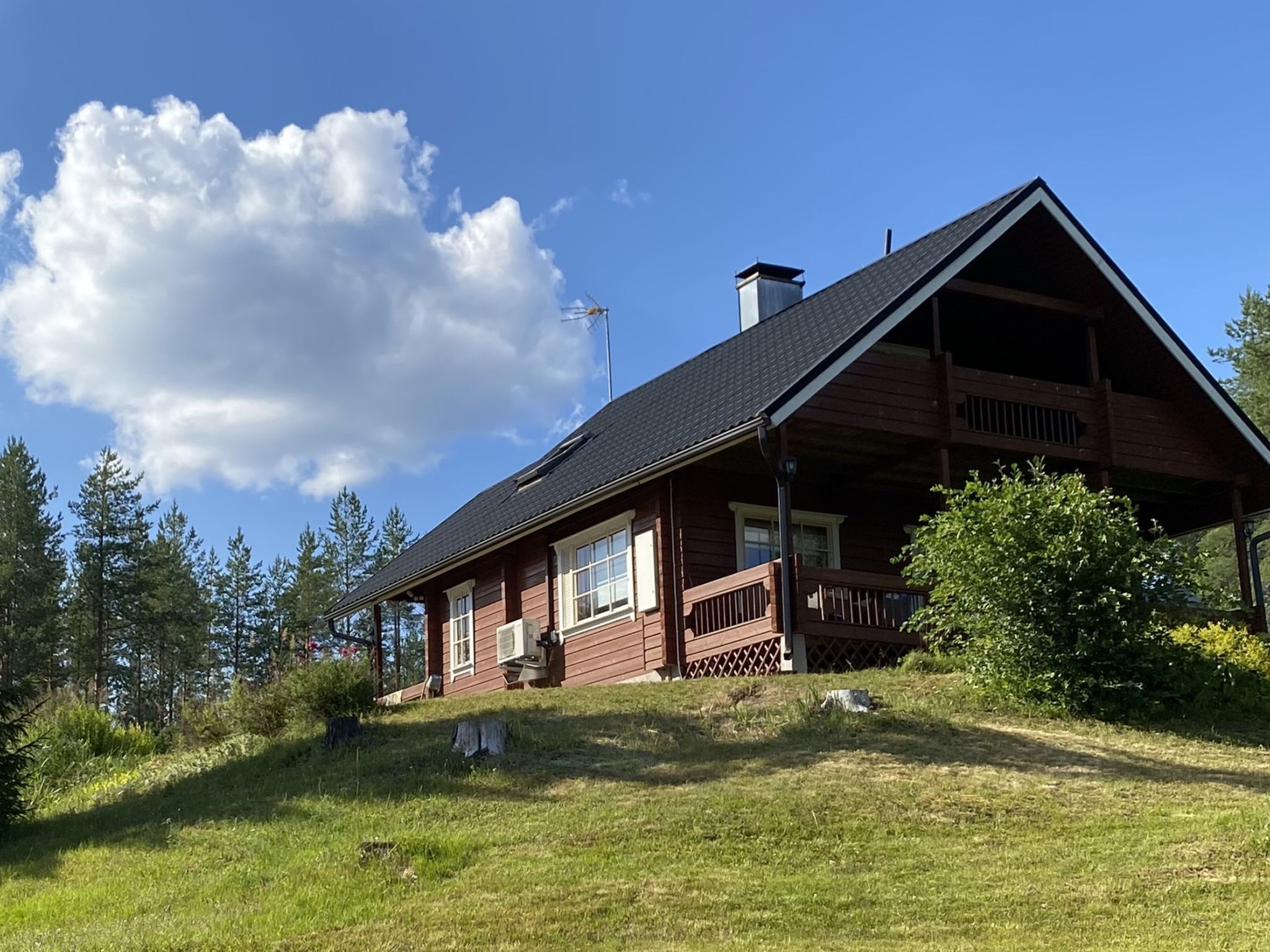 85 km northeast of Kuopio, Alaluosta River 30 m (river width at the cottage 80-100 m), shallow, soft shore, suitable for experienced swimmers. Own boat. Two shallow, child-friendly sandy beaches 3-4 k..