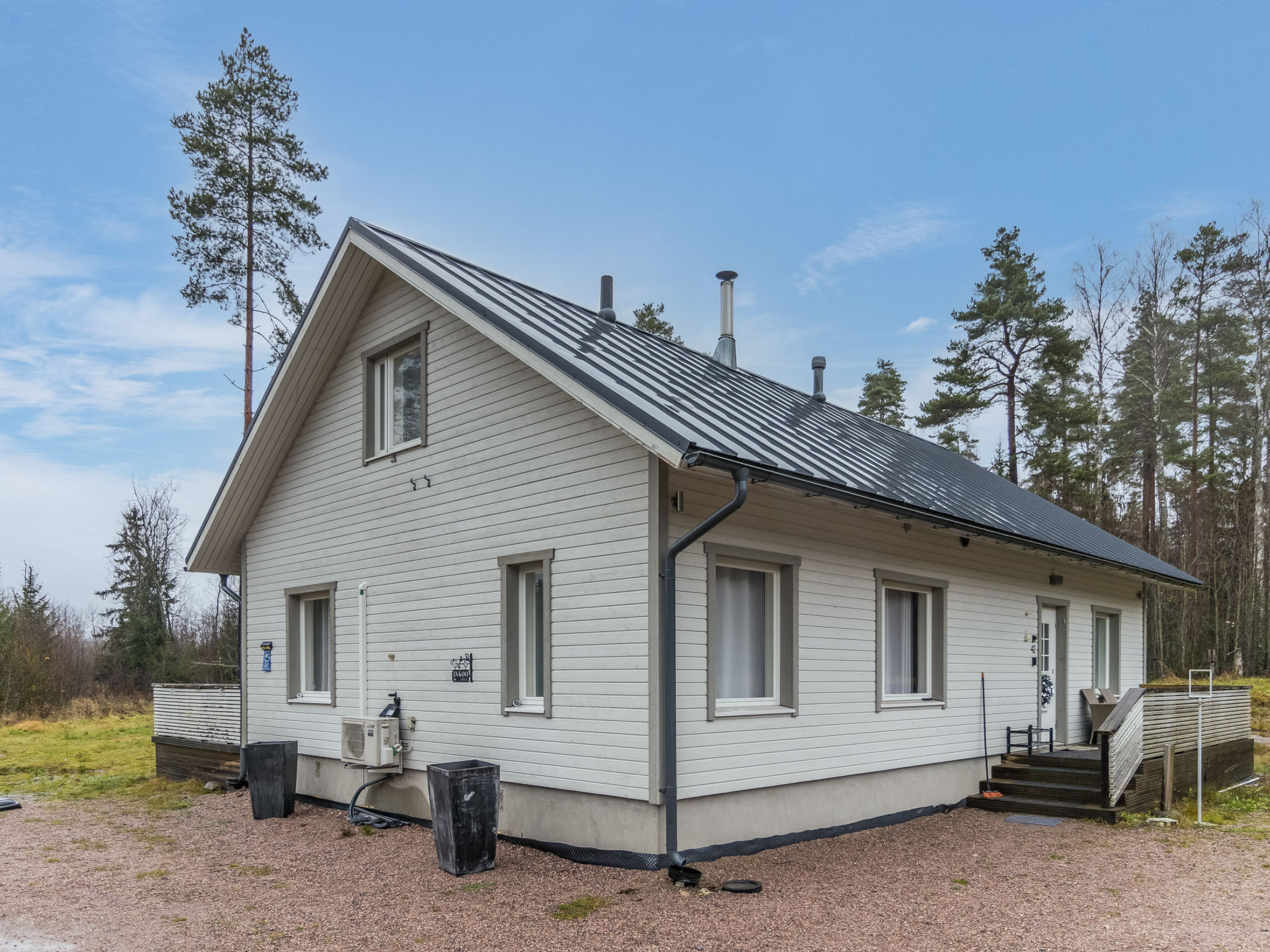 Located just 56 km from Helsinki, this modern and spacious 150 m² cabin, built in 2017, offers excellent facilities for both relaxing holidays and small celebrations. The peaceful location guarantees..