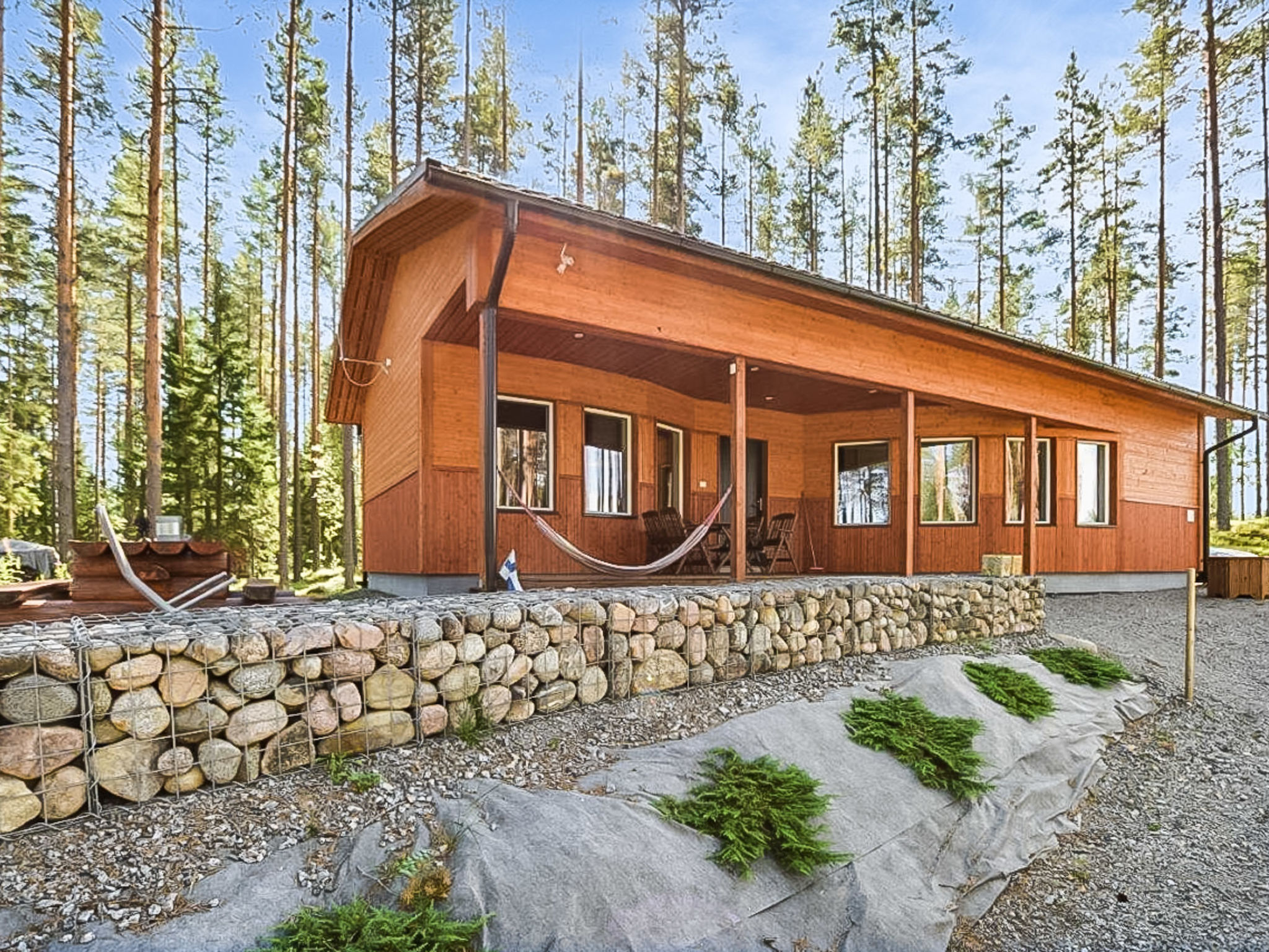 98 km northwest of Jyväskylä, lake Valkeinen 50 m (length 1 km, width ab. 150 m), shallow, soft sandy beach, own boat and canoe. 

Wooden cottage, built in 2017. Entrance hall, kitchen-livingroom, a..