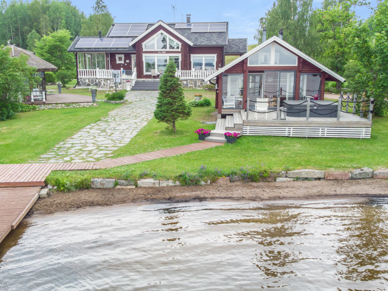 10-persoons vakantiehuis aan het meer in Lohja met sauna in Lohja