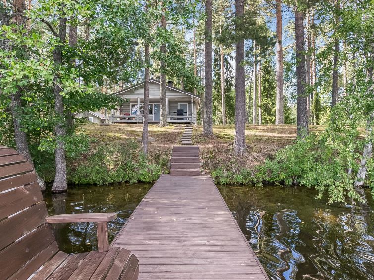 67 km südlich von Mikkeli, See Sarkavesi 25 m (Länge 9 km, Breite 1 km), hartes und sanft sich vertiefendes Sandufer, eigenes Boot. Blockferienhaus, Baujahr 1992, renoviert 2011, Wohnküche, 2 Schla..