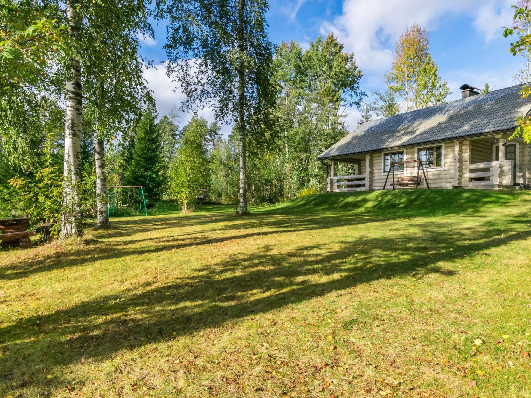 26 km west of Pieksämäki. Lake Vanajajärvi 20 m (length 9 km, breadth 1,5 km), shallow water, firm sandy bottom, pier and rowing boat.

Log cabin 1993, living room/kitchen with convertible sofa, be..