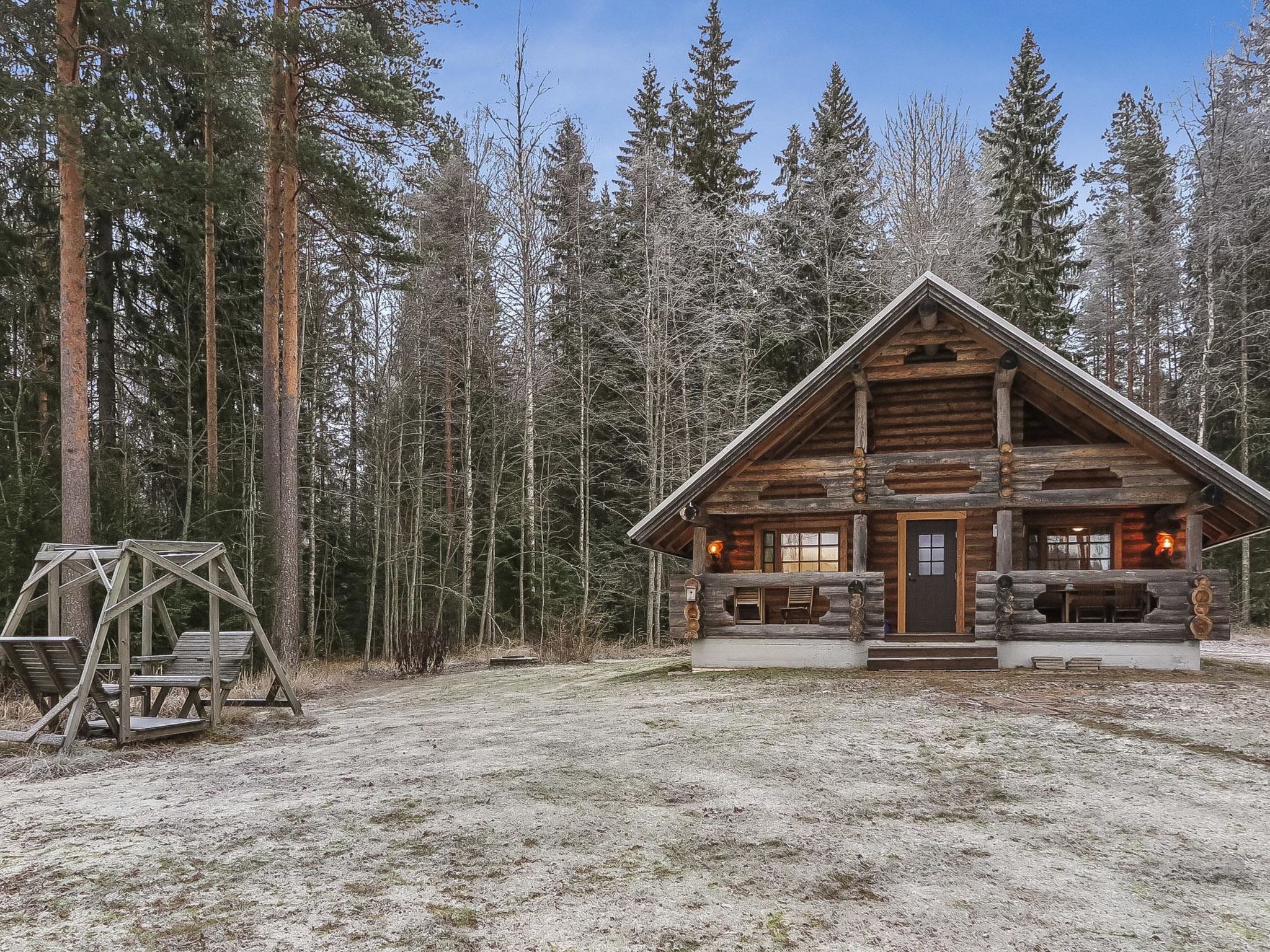 45 km east of Jyväskylä. Lake Ylemmäinen 30 m (length 300 m, breadth 800 m), shallow water, firm sandy clay bottom. Own boat. 

Log cabin 1993, kitchen, living room, 2 bedrooms with 2 beds in each,..