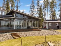 Metsäpirtti: Stijlvolle blokhut aan het Keurusselkä-meer met sauna en zonnepanelen - thumbnail 1