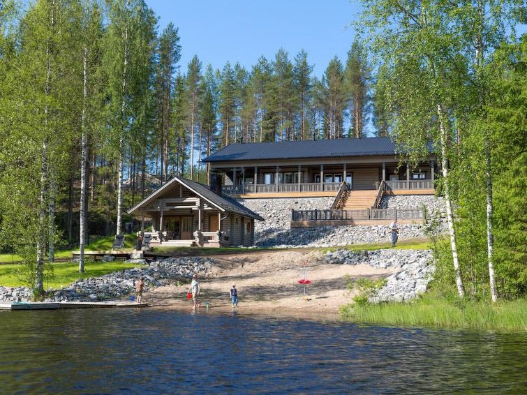 70 km westlich von Jyväskylä, See Sammionselkä 40 m (Länge 4.7 km, Breite 200 m), flach abfallender, sandiger Lehmboden, eigenes Boot und Bootanlegestelle. Geräumige Blockhausvilla, Wohnküche 97..