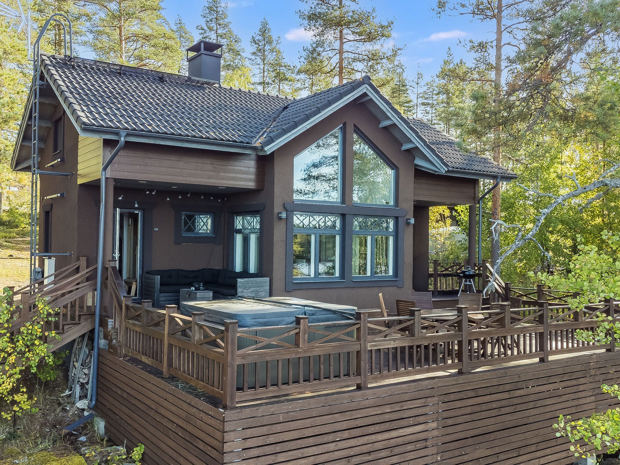 The spacious terrace of the cabin offers a stunning view of the lake. There is a large outdoor hot tub available for rent on the terrace. From the hot tub, you can enjoy the beautiful lake scenery at ..