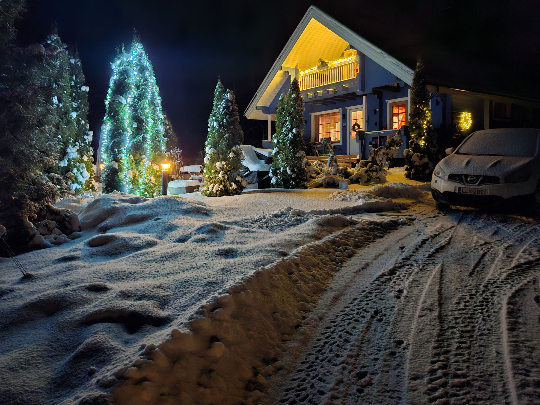 48 km to the south of Jyväskylä, in the vicinity of the Himos, lake Päijänne 200 m, shallow, gently sloping sandy beach, pier, boat. 

Log cabin 2009, kitchen-living room with a sofa bed for 2 per..