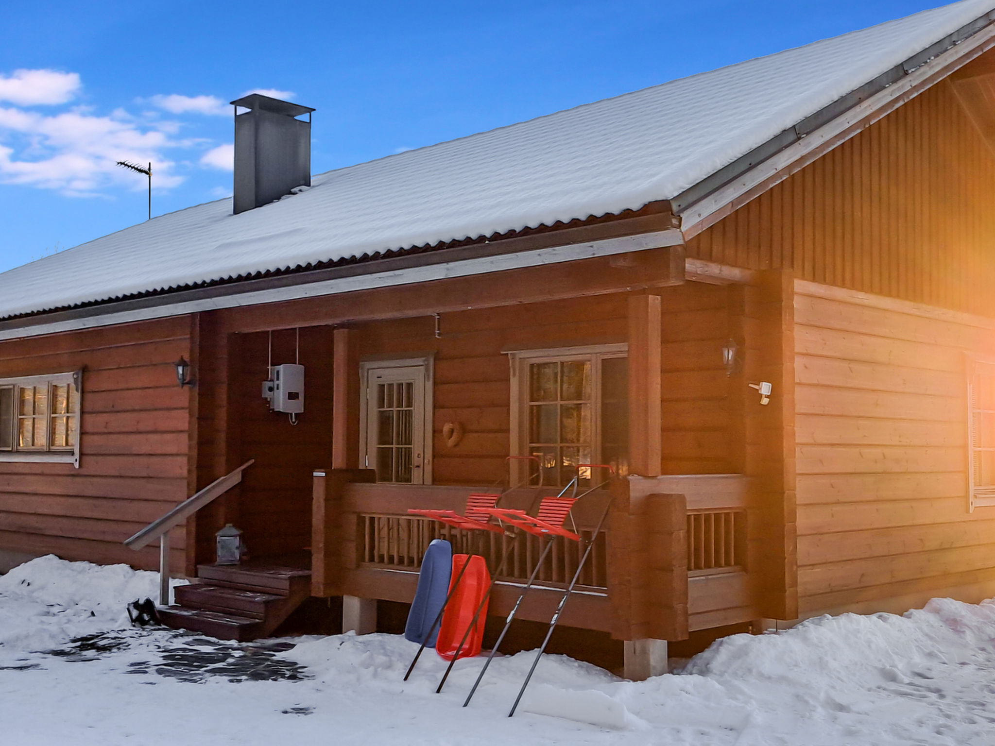 36 km west of Jyväskylä, lake Jämsänvesi 50 m (length 10 km, breadth 500 m), shallow water, soft sanded mud bottom, own boat. Log cabin 1999, living room/kitchen, bedroom 3 beds, bedroom 2 beds, w..