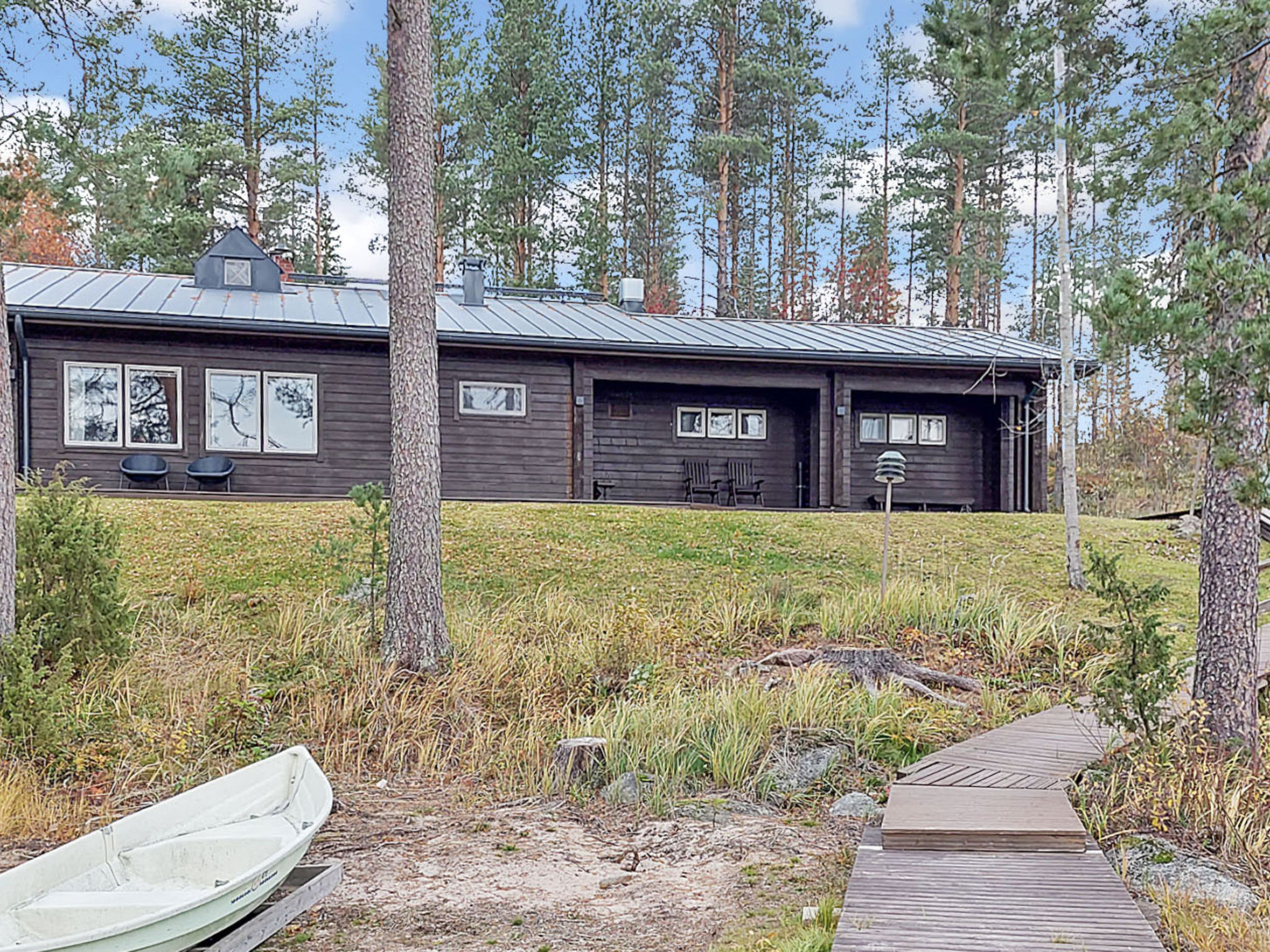35 km west of Jyväskylä, Lake Karikkojärvi 20 m (length 5 km, width 600 m), shallow, sanded moraine bottom, own boat, pier. 

Log building 1987, kitchen, living room with fireplace and 1 convertibl..