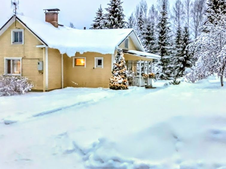 30 km südlich von Jyväskylä, Leppävesi-See 80 m, tiefer und harter, felsiger Strand. Öffentlicher Strand 4 km. Zwischen dem Ferienhaus und dem Strand verläuft die Strasse-Nr. 644. Blockferienhau..