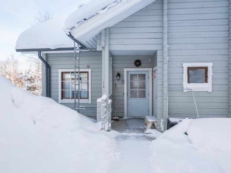 A semi-detached house located in the Ukkohalla tourism centre, for 6 + 2 persons, 41m2 + loft 24m2, built in 1990 kitchen, bedroom with a double bed, loft, sauna, shower room/toilet, vestibule, storag..