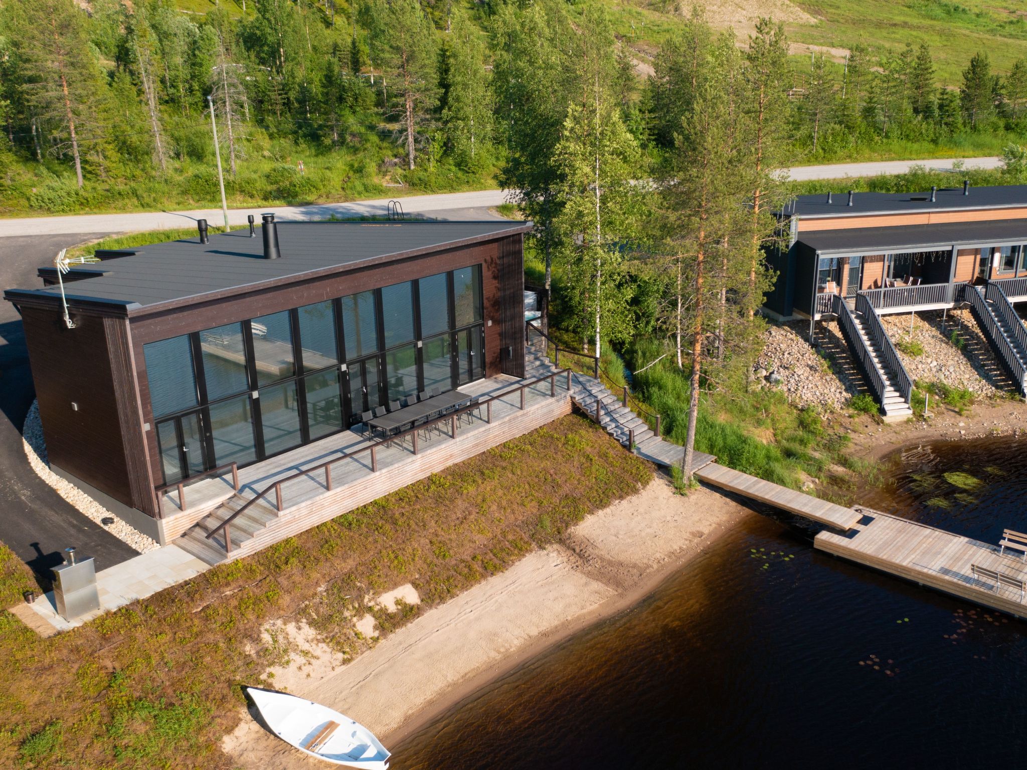 A modern single house located in the core area of Ukkohalla. Right on the shore of the lake Syväjärvi in the immediate vicinity of the ski lifts. If you wish, you can reach the door by skis.

Five b..