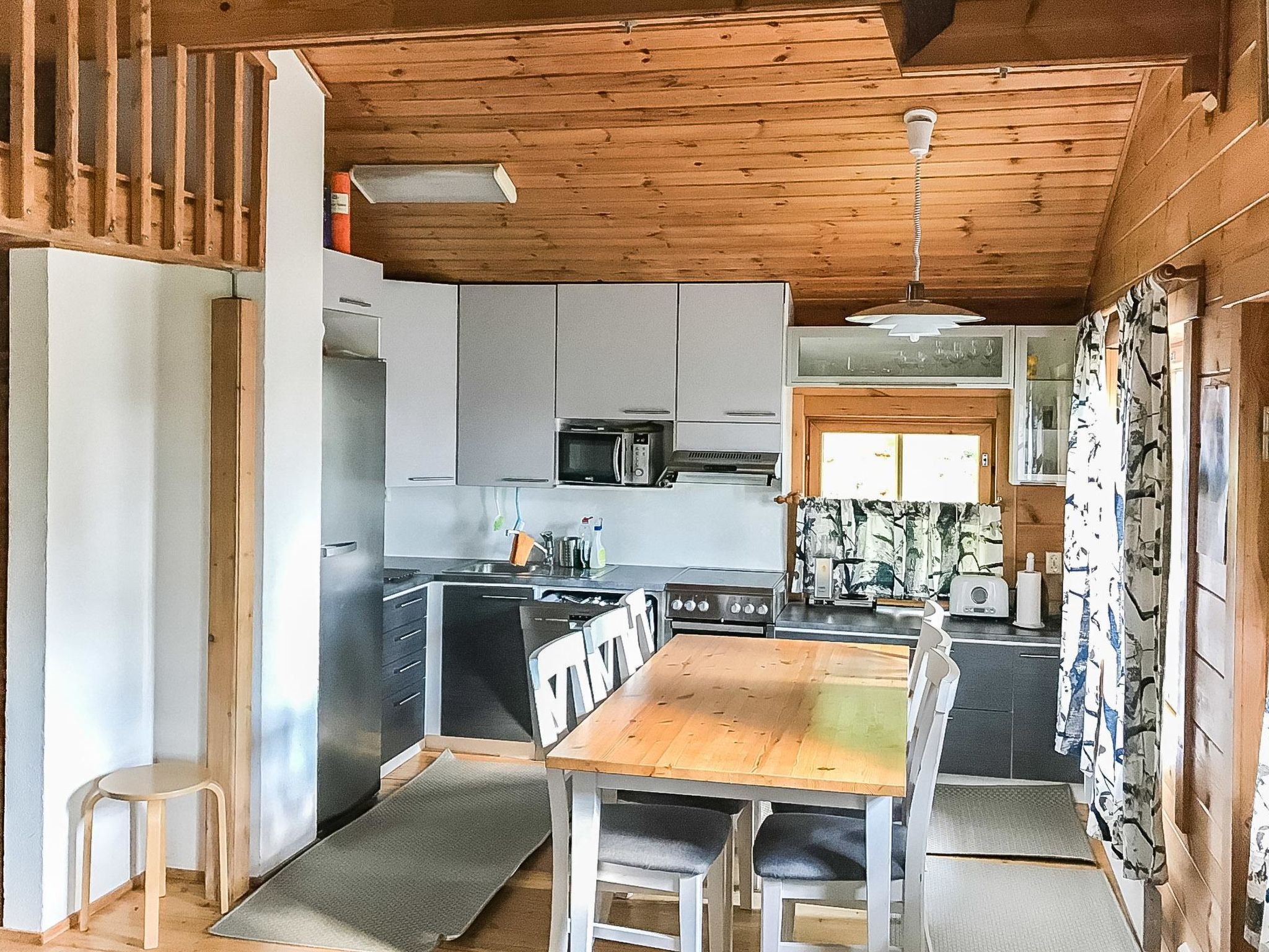 Hyrynpirtti mökki-Binnen