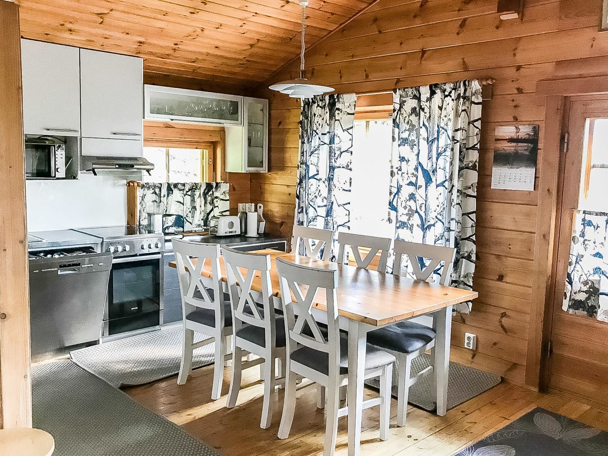 Hyrynpirtti mökki-Binnen