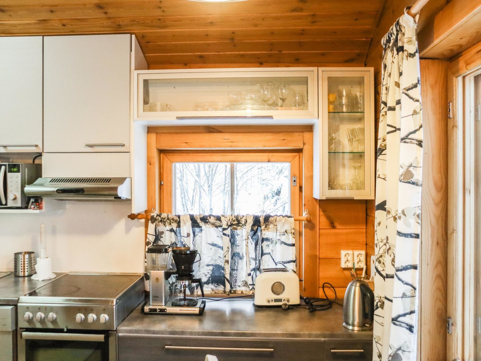 Hyrynpirtti mökki-Binnen