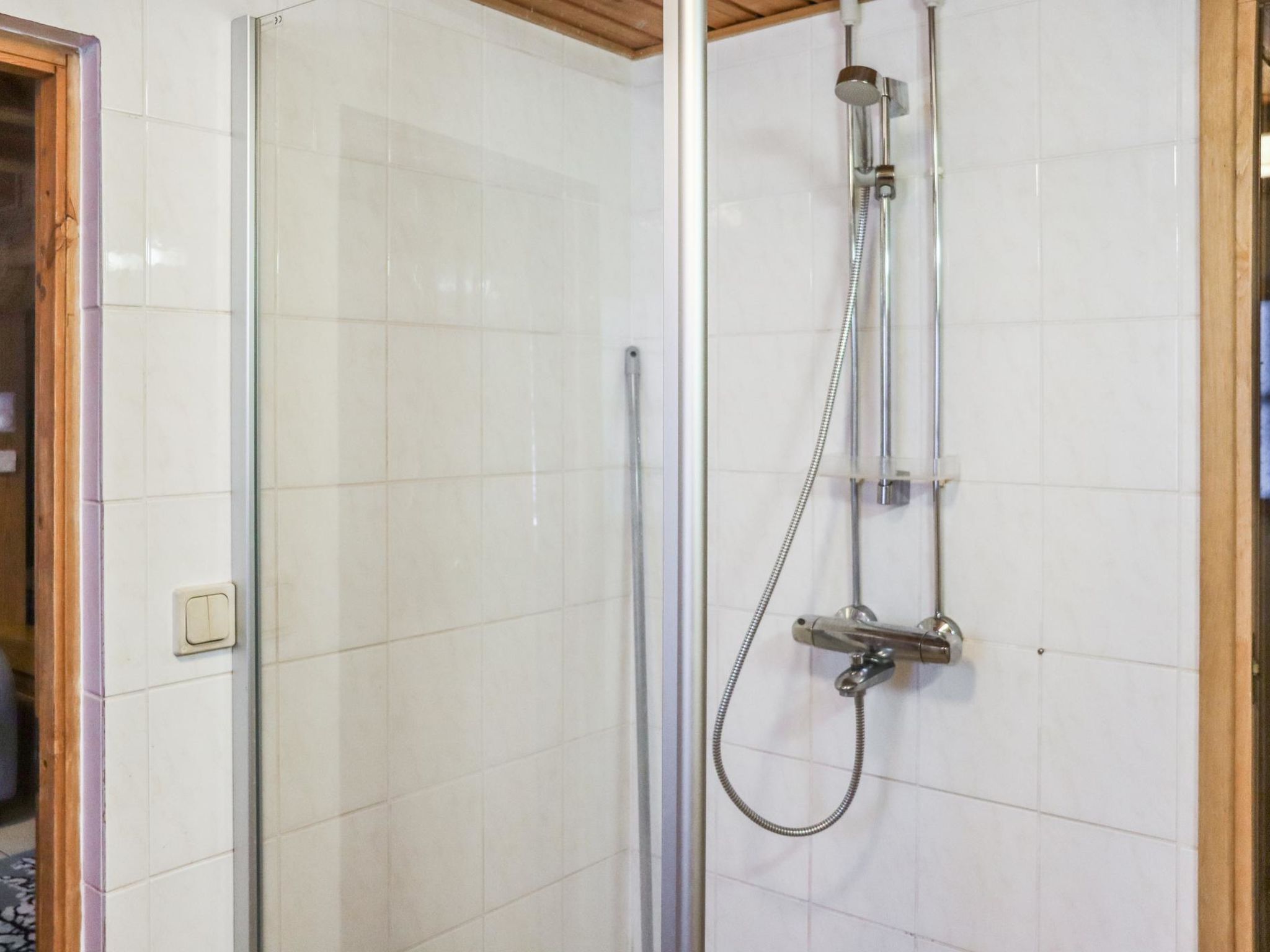 Hyrynpirtti mökki-Binnen