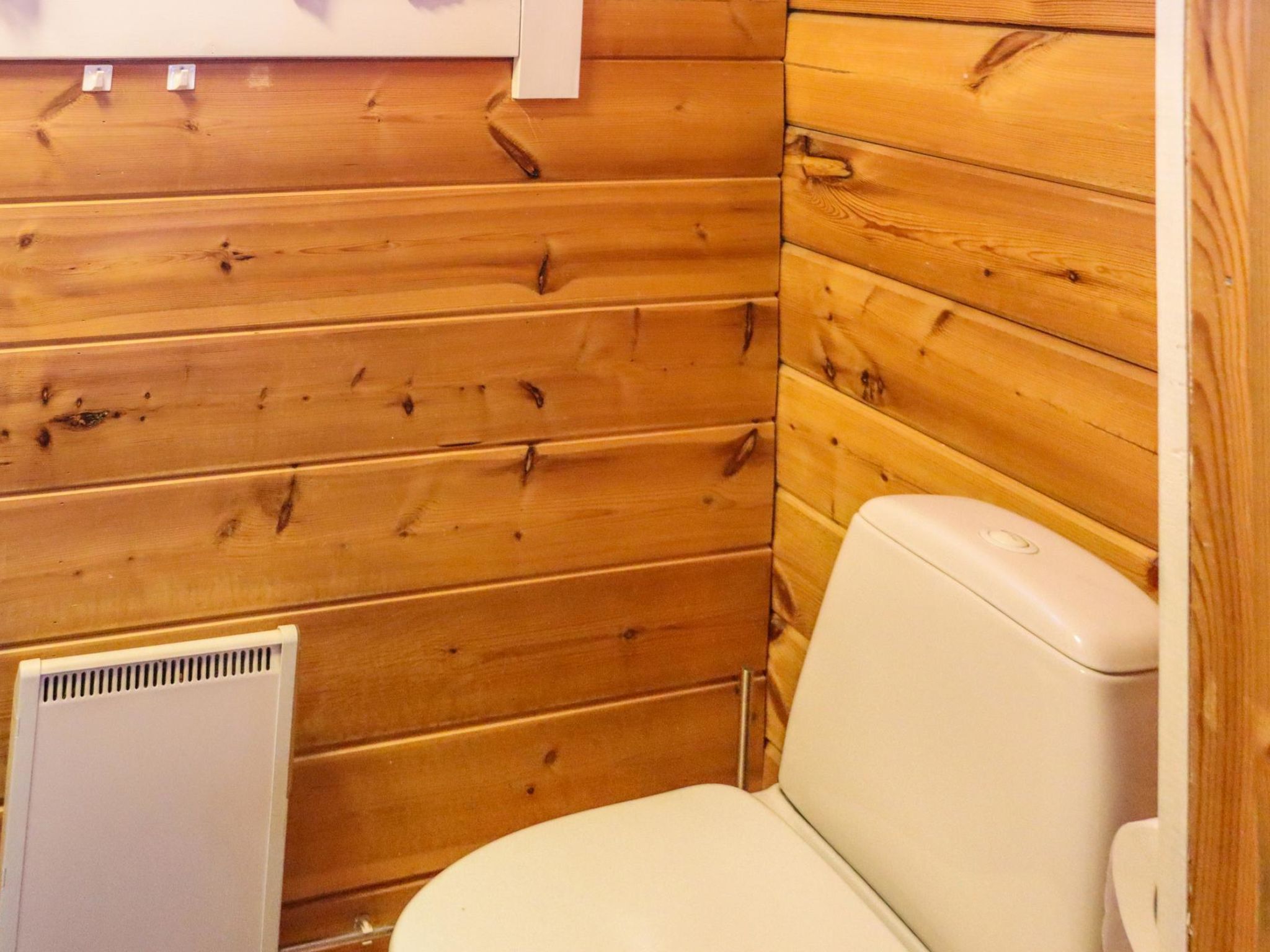 Hyrynpirtti mökki-Binnen