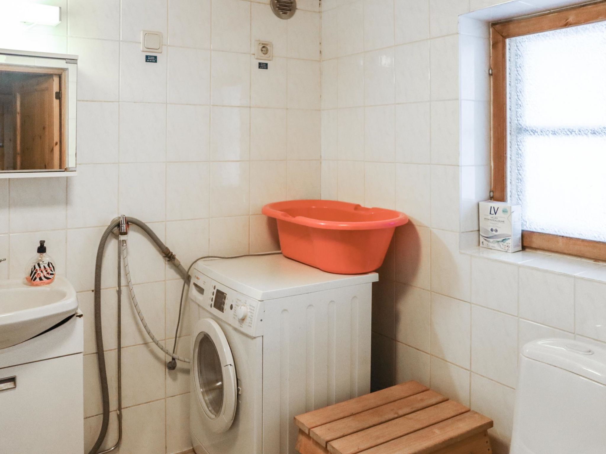 Hyrynpirtti mökki-Binnen