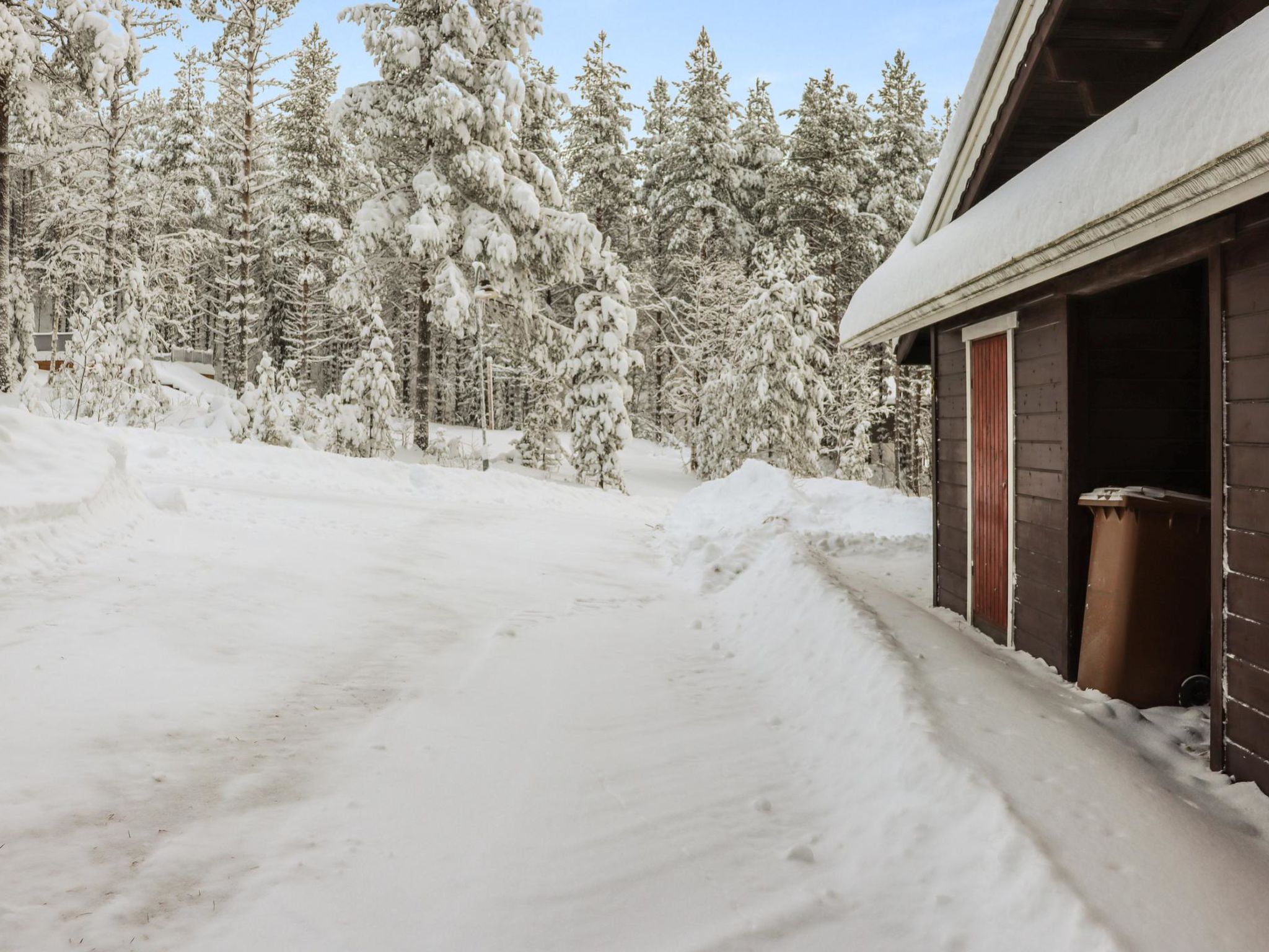 Hyrynpirtti mökki-Binnen