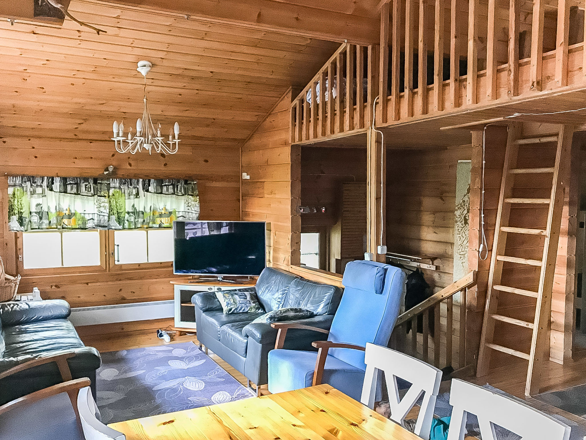 Hyrynpirtti mökki - Inside