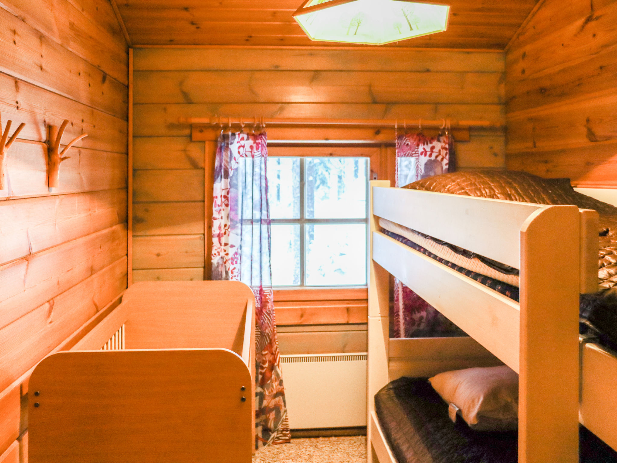 Hyrynpirtti mökki - Inside