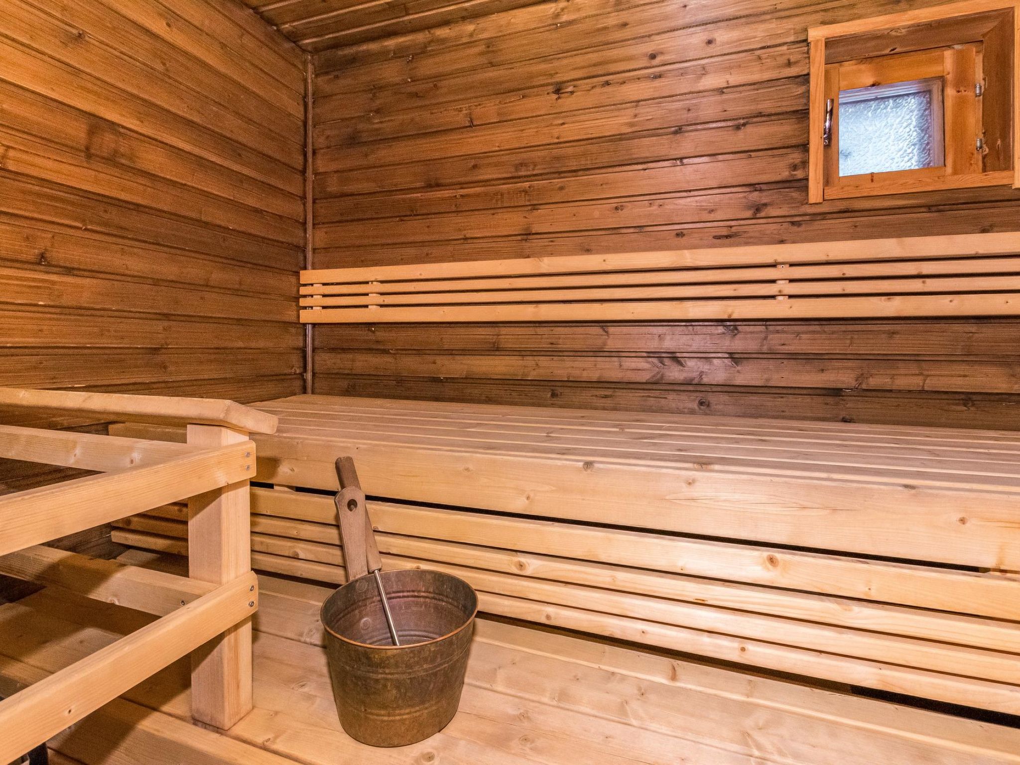 Rakotuli 2 paritalon yläkerta-Binnen