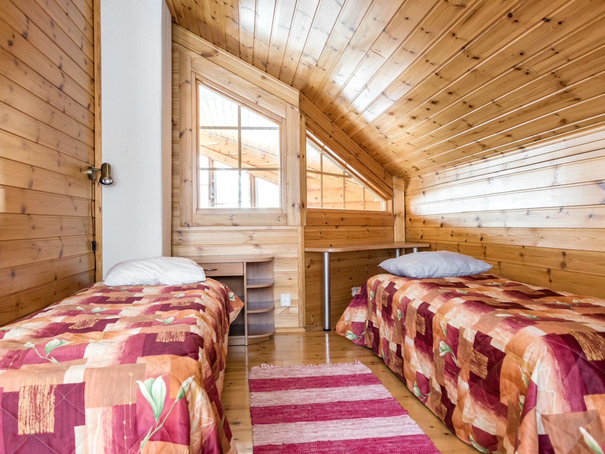 Aurinkoinen hirsimökki-Binnen