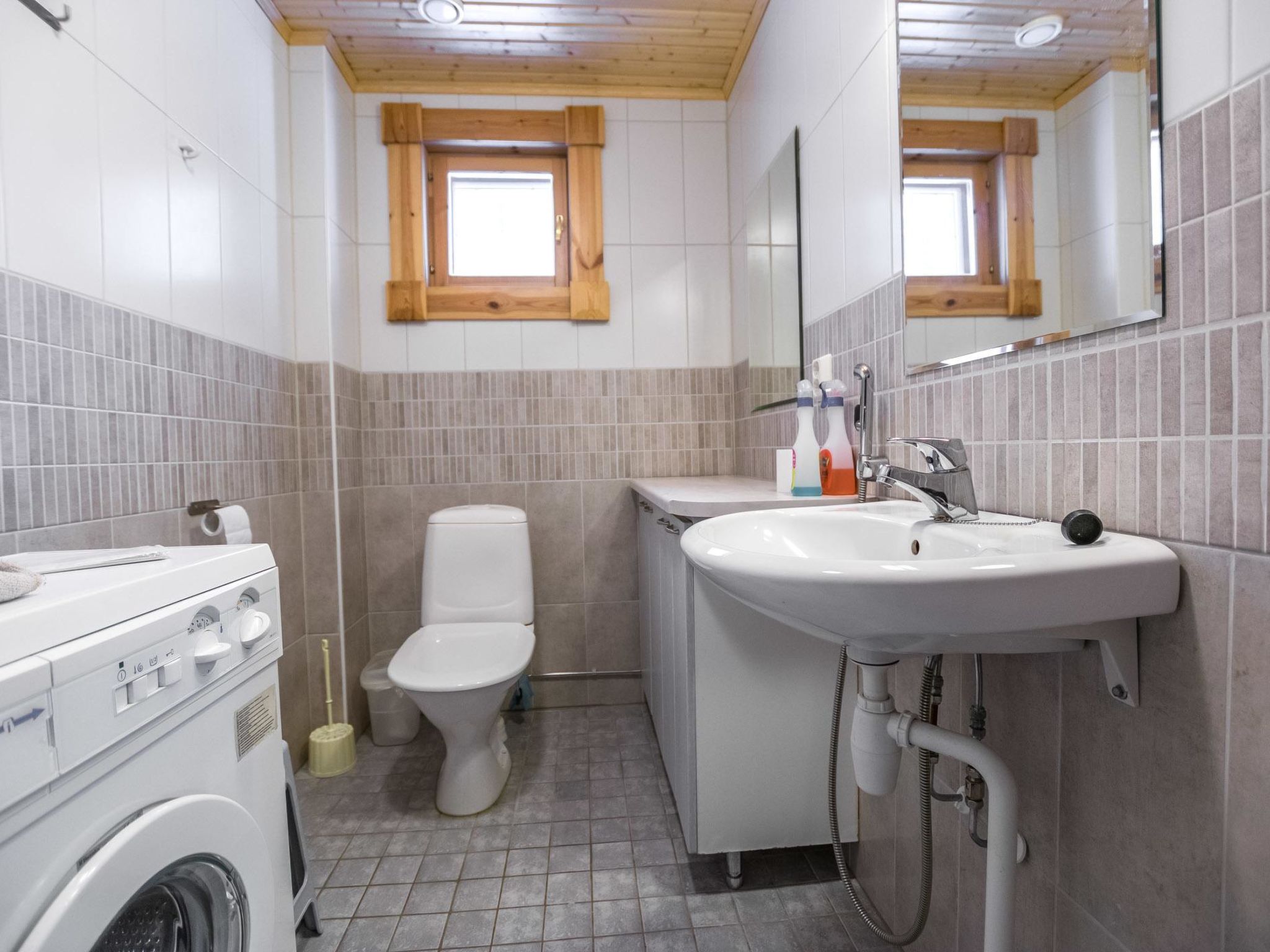 Aurinkoinen hirsimökki-Binnen