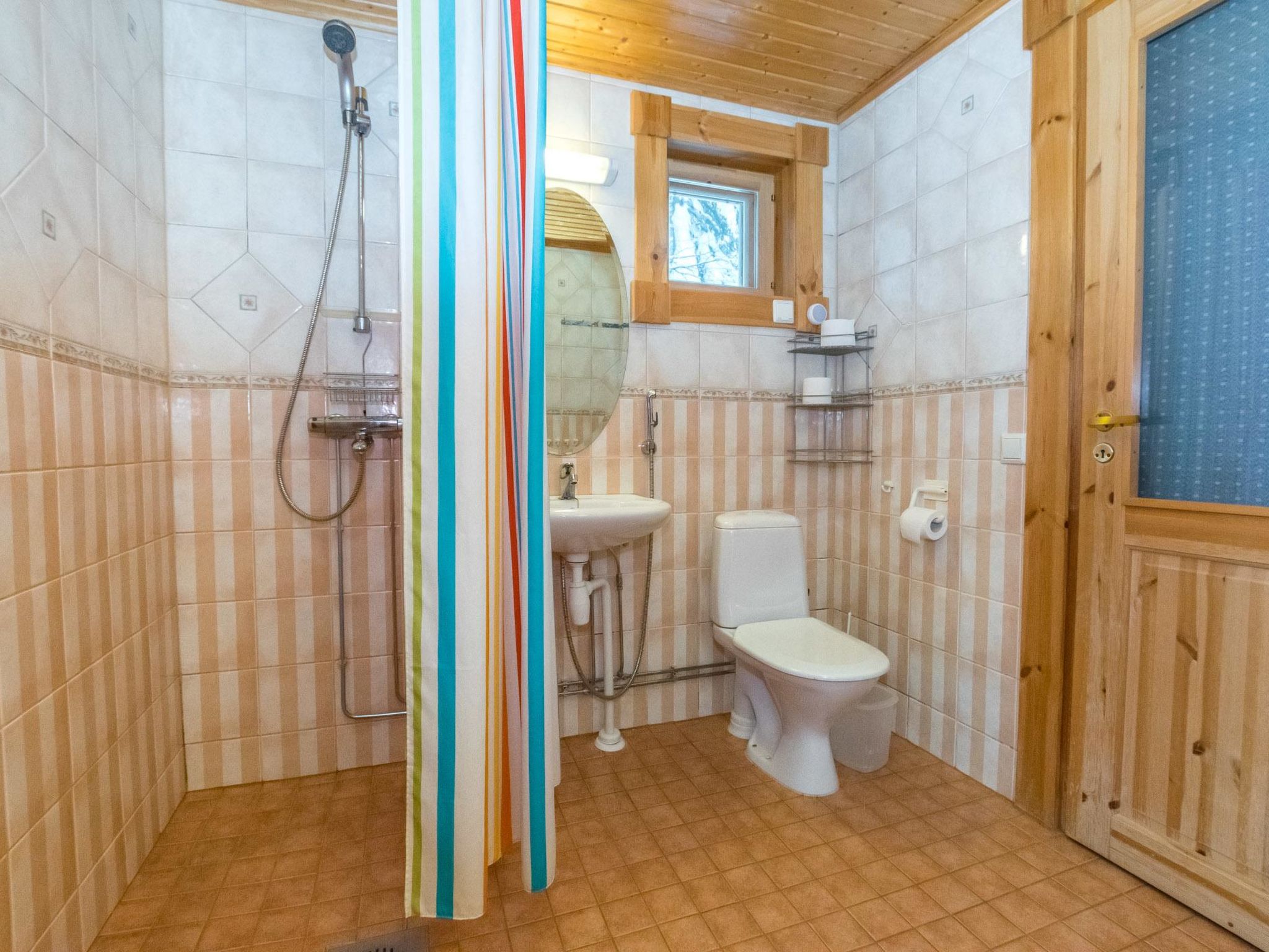 Aurinkoinen hirsimökki-Binnen