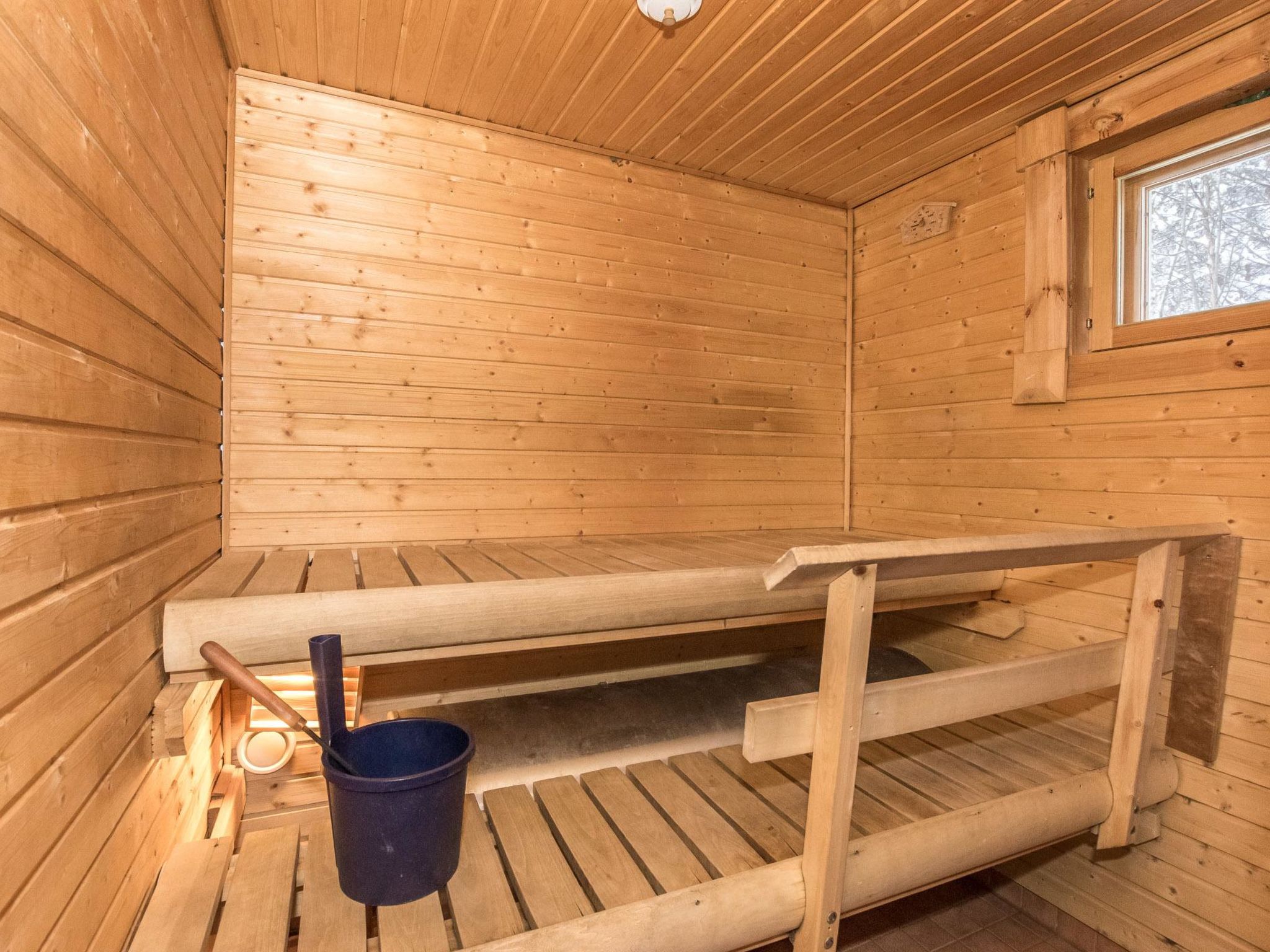 Aurinkoinen hirsimökki-Binnen