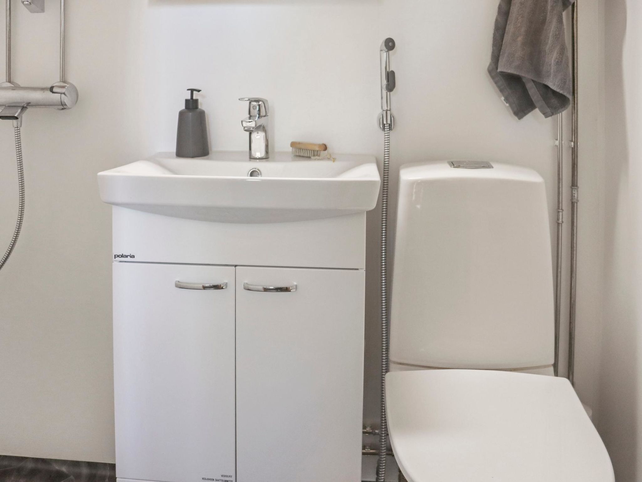 Laattajan hirsipirtti-Binnen