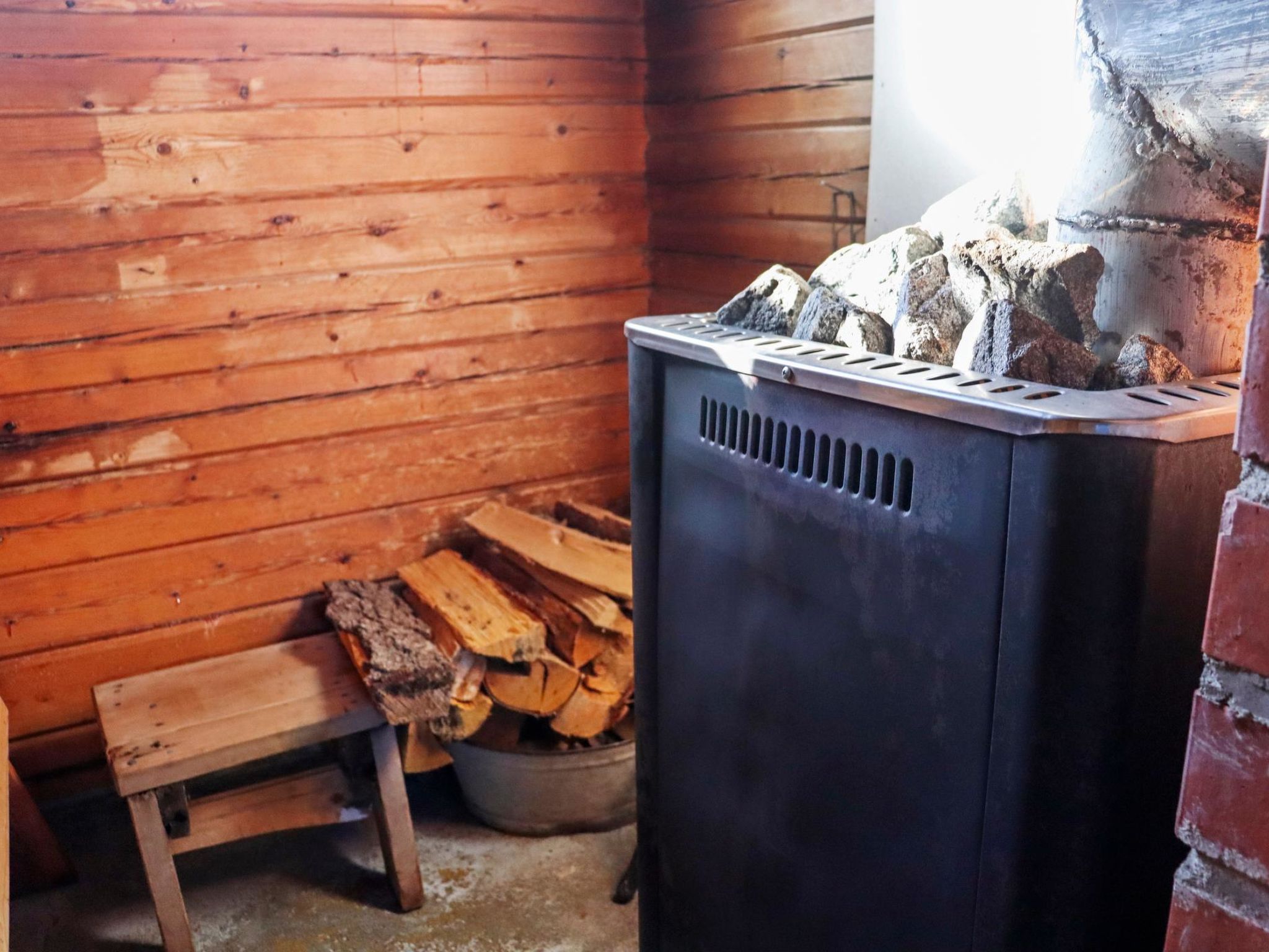 Laattajan hirsipirtti-Binnen