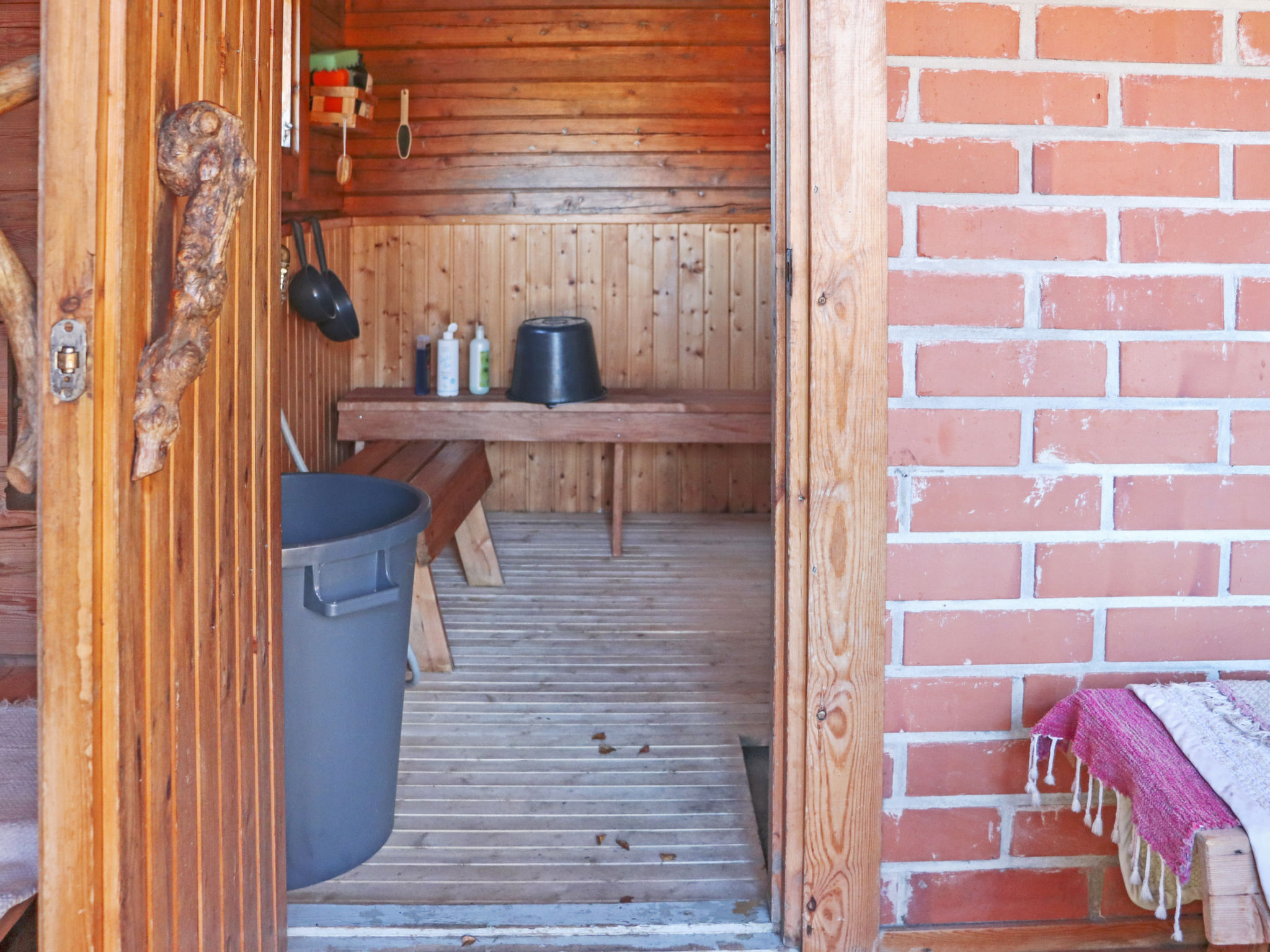 Laattajan hirsipirtti - Drinnen