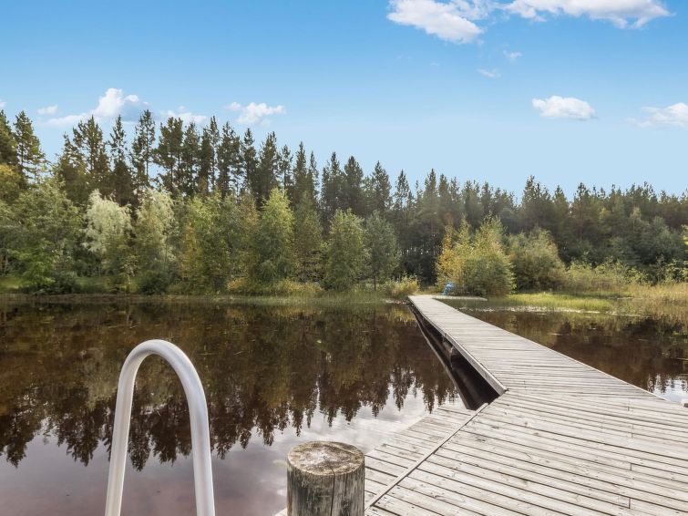 20 km northwest of Kajaani, lake Oulujärvi 30 m (length 70 km, width 20 km), shallow water (for a long way), sandy bottom, pier, rowing boat. There's a slight slope on the way to the waterfront. The ..