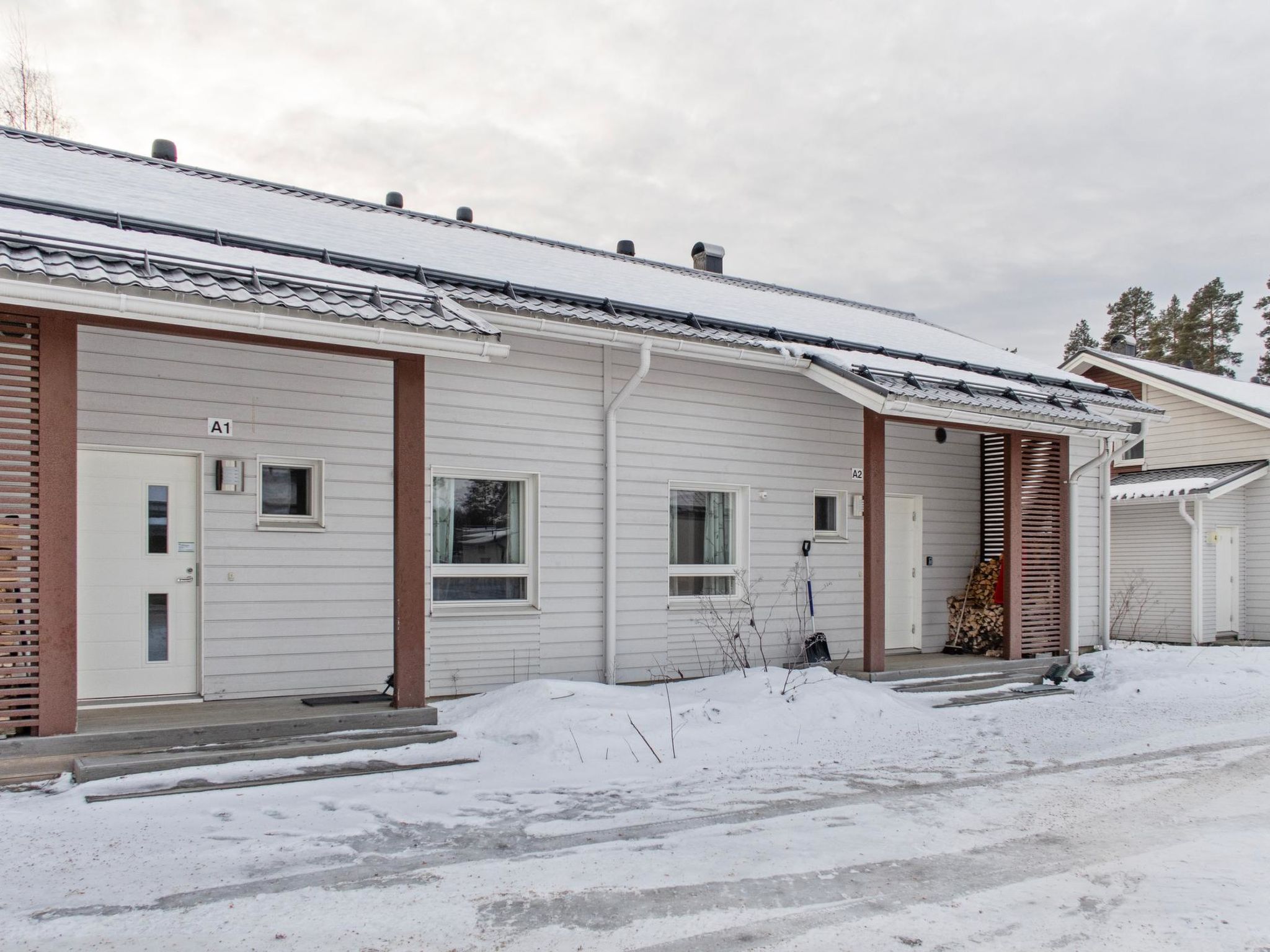 This luxury semi-detached house was completed in March 2013. Located near the Vuokatti skislopes. Floor area 97m². On the ground floor there is living room, kitchen, 2 bedrooms, sauna (electric heati..