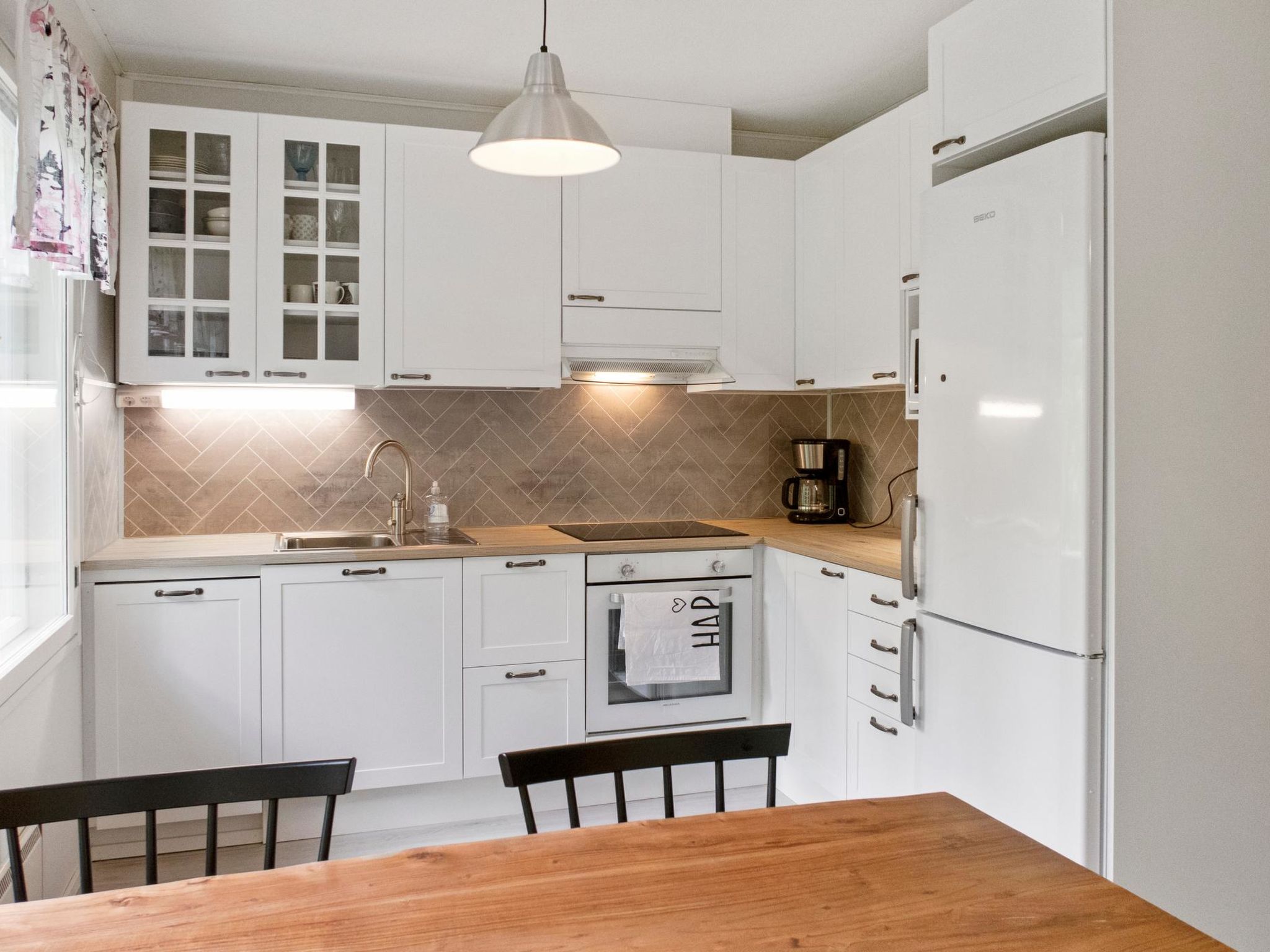  — Kitchen / Dining Room (3 of 22)