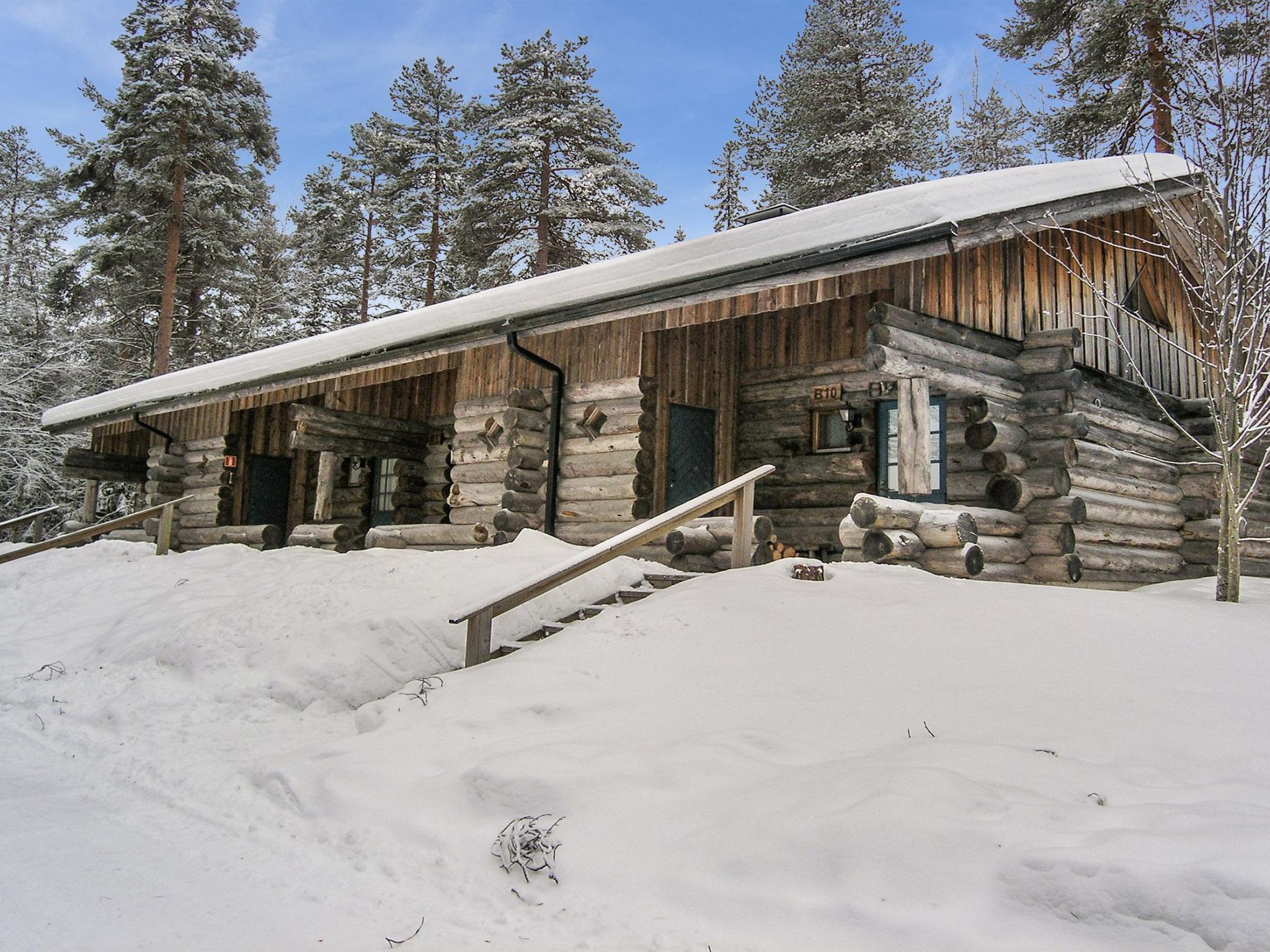 This log row house apartment is located in Vuokatti ski centre. Floor area 47 m², including loft (sloping ceilings, steep stairs). Kitchen, living room with fire place. Sofa bed for 1-2 persons. Loft..