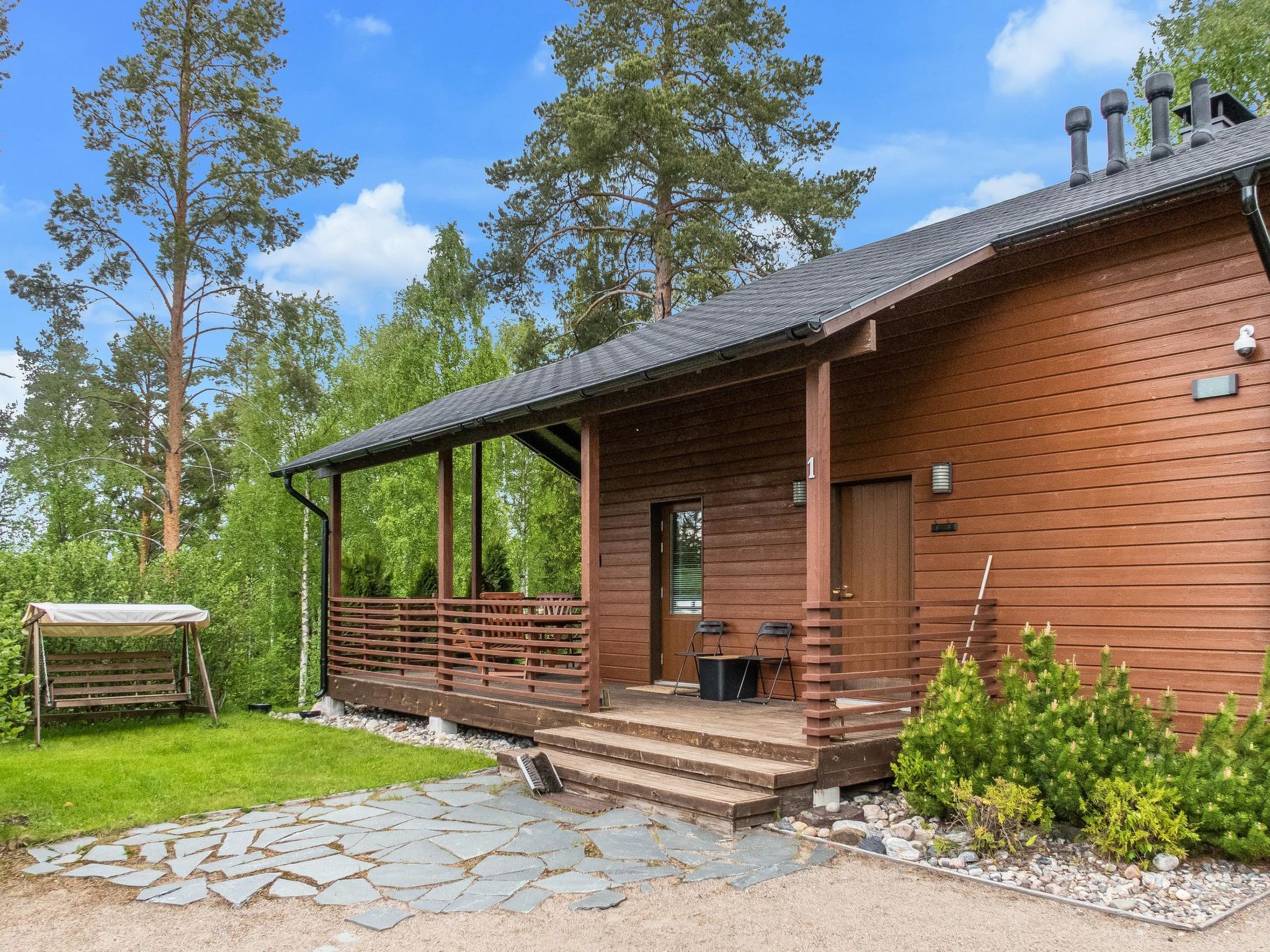 A log-paneled cozy villa is located in near Vuokatti ski center. 

The villa is 75 m², including the loft. Bright dining / living room with large windows facing the forest. Separate kitchen, dining s..
