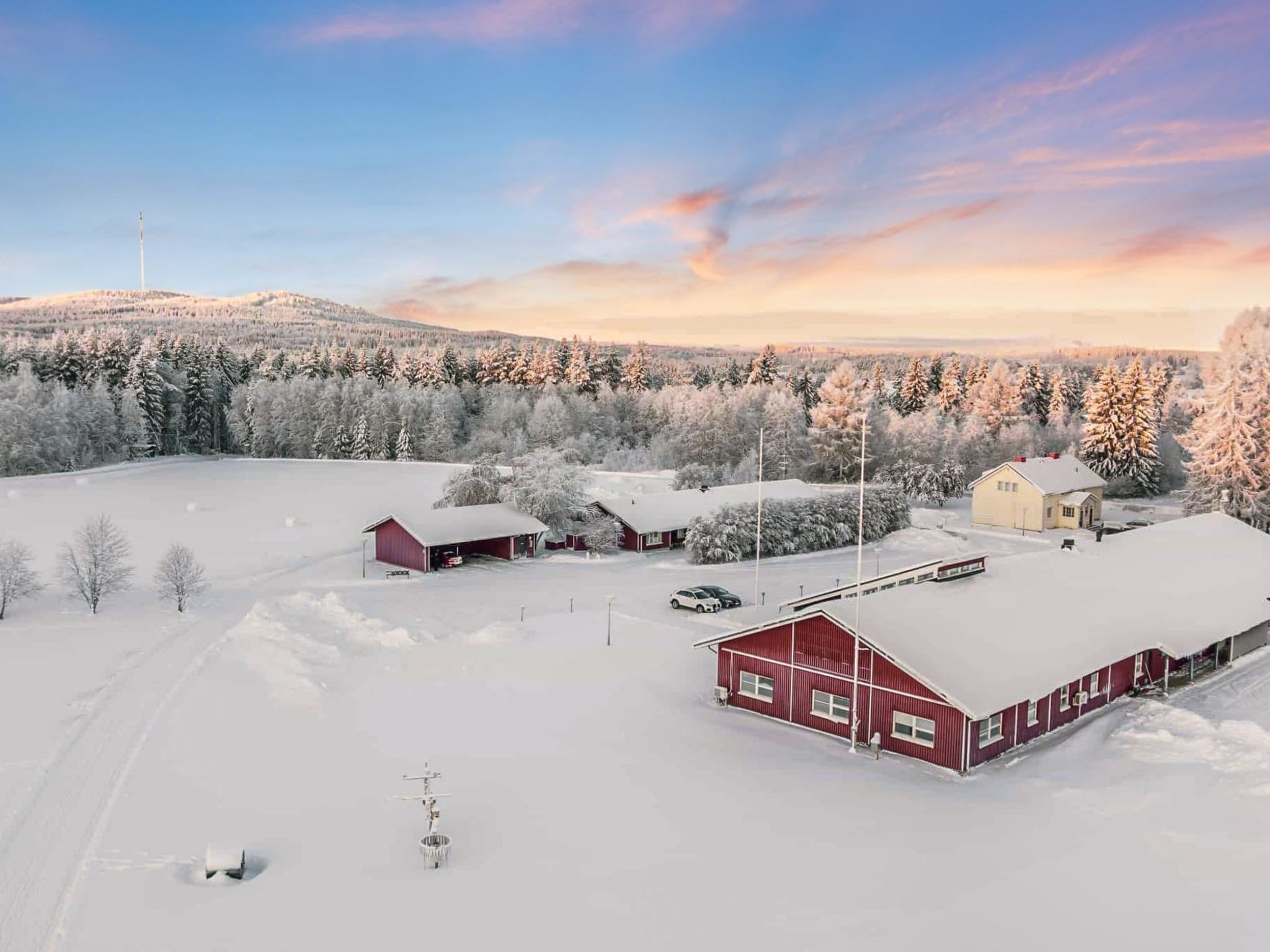 Located in the idyllic countryside of Kainuu, Ruokolan Kartano is Vuokatti's largest villa, 550 m².

Equipped with a sauna section and a hydro massage bath, this main building of the manor, which was..
