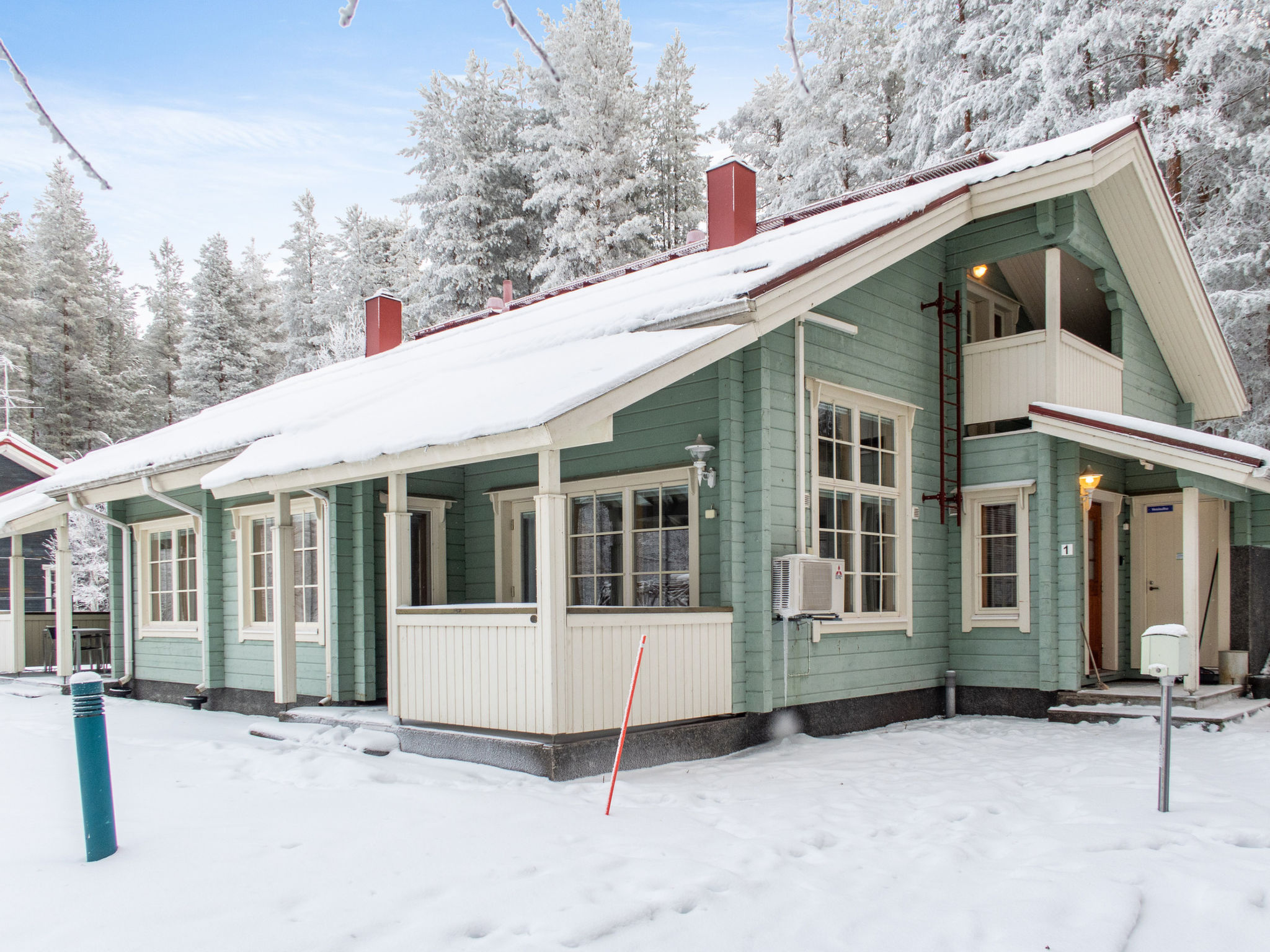 In a good location in Vuokatti, a semi-detached house completed in 2001 on the shore of Särkinen pond in the rugged landscape of Vuokatti. An excellent holiday base in the middle of the area's divers..