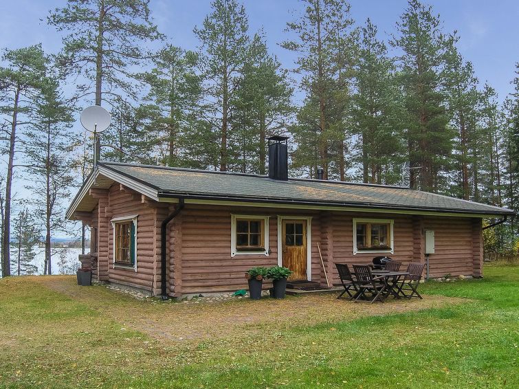 Separates Blockferienhaus (1997) in Vuokatti. See Nuasjärvi 40 m (Länge 30 m, Breite 5 km), flaches und tiefes Ufer, harter Moräne-/Sand-/Felsboden, eigenes Boot. Ferienhaus-Wohnbereich 78 m², Kü..