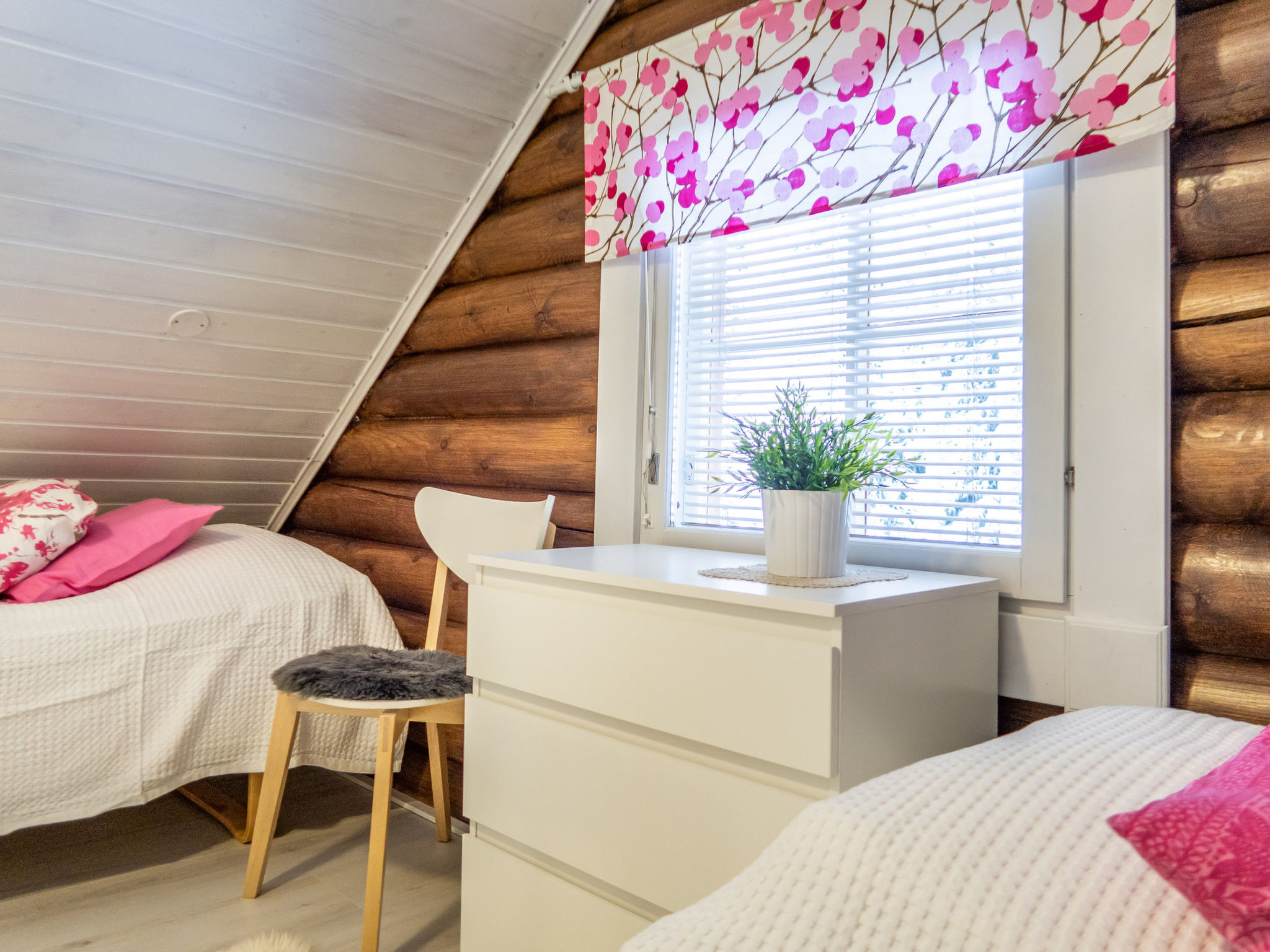 Linnanhelmi (ent. metsäpeura)-Inside