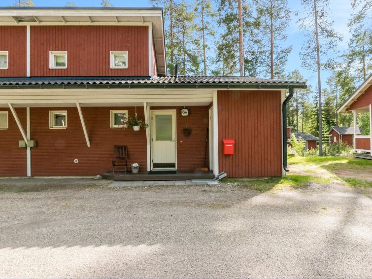 Diese Reihenhaus-Ferienwohnung, im Skizentrum Vuokatti, wurde im Jahre -89 fertiggestellt. Wohnfläche 58 m² (Dachboden 9 m²). Wohnküche, Schlafzimmer mit Einzelbett (Twin-bed), Sauna (elektrische ..