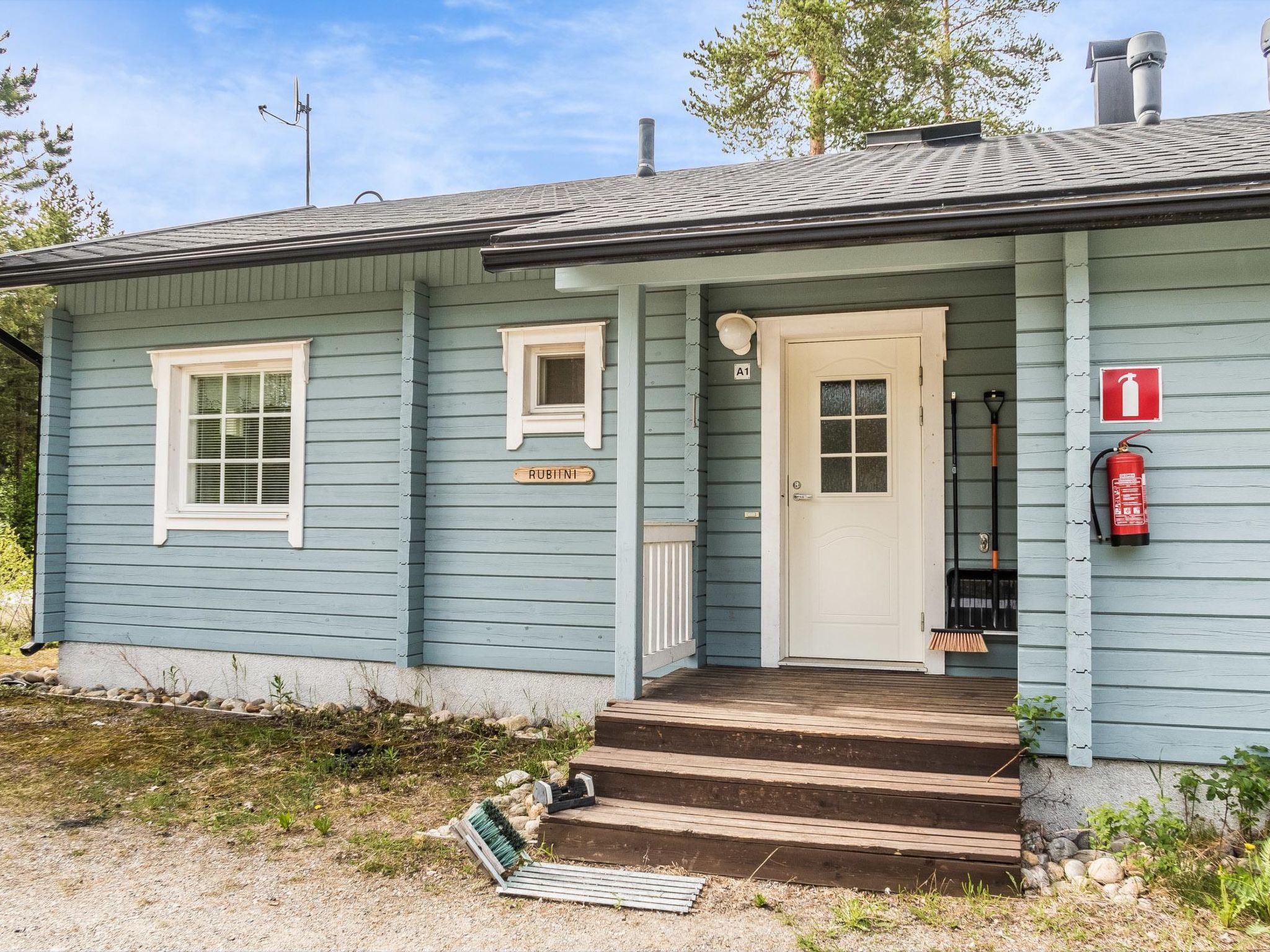 This apartment in log semi-detached house located in Vuokatti ski centre was completed in 2003. Floor area 59m². Combined living room & kitchen with sofa-bed for two, two bedrooms, one with twin bed ..